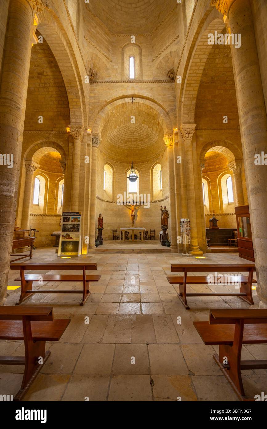 Ruhiges Inneres der Kirche San Martin in Fromista, Spanien, mit romanischer Architektur, Altar und Holzbänken Stockfoto
