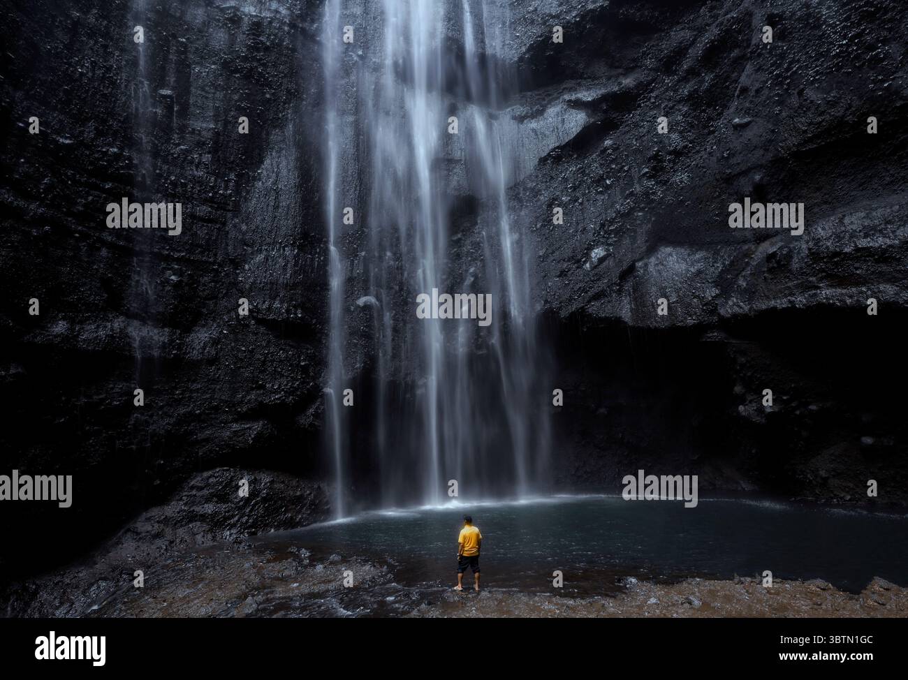 Rückansicht eines Mannes am Tumpak Sewu Wasserfall, Ost-Java, Indonesien Stockfoto