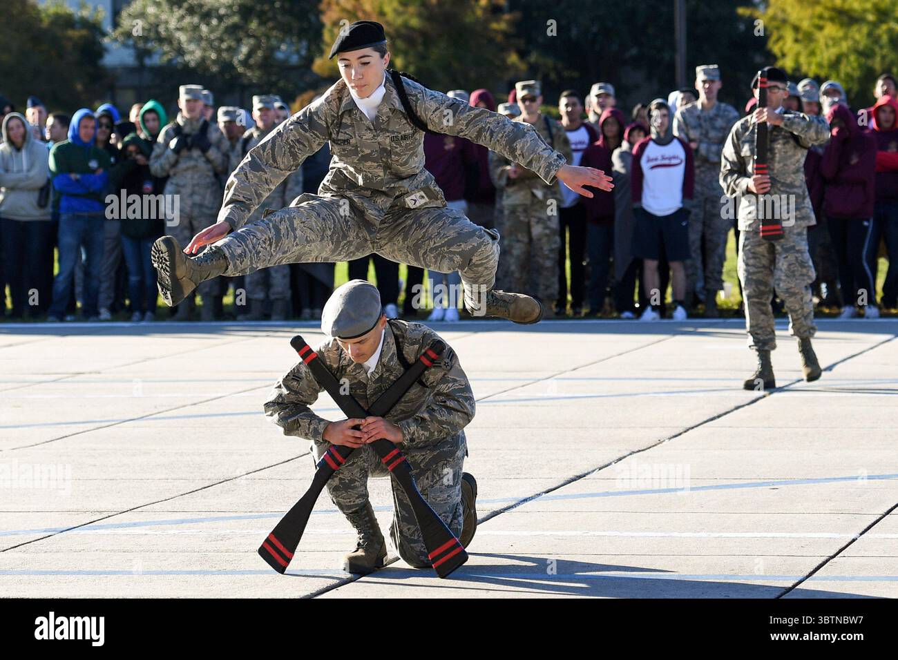 1. November 2019 – Biloxi, Mississippi, USA – US Air Force Airman Danielle Gaucher und Airman 1st Class Ethan Muncy, Mitglieder des 335th Training Squadron Freestyle Drill Teams, führen während der 81st Training Group Drill Down auf der Levitow Training Support Facility Drill Pad auf der Keesler Air Force Base, Mississippi, 1. November 2019 durch. Flieger der 81. TRG nahmen an einer vierteljährlichen Inspektion der offenen Ränge, einer regulatorischen Drill-Routine und einer Freestyle-Drill-Routine Teil. Keesler bildet jedes Jahr mehr als 30.000 Studenten aus. Während des Trainings erhalten Airmen die Möglichkeit, sich freiwillig zu erlernen und Übungen durchzuführen Stockfoto