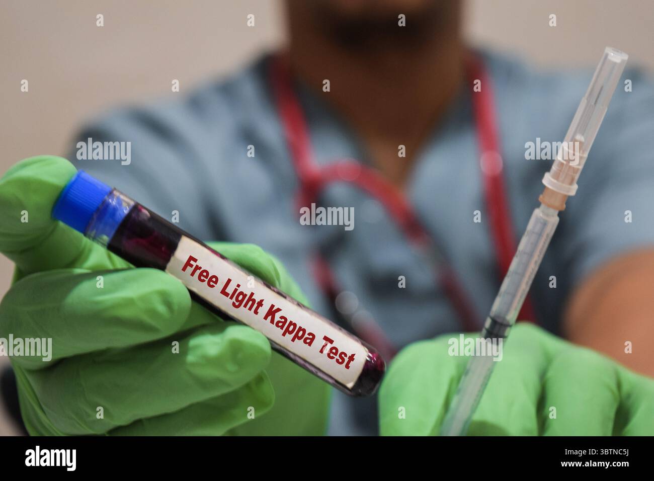 Text Freies Licht Kappa Test von ist auf einer Flaschenprobe mit Hintergrund eines Arztes mit einer Spritze in einer medizinischen Handschuhmaske geschrieben. Medizinisches Konzept Stockfoto