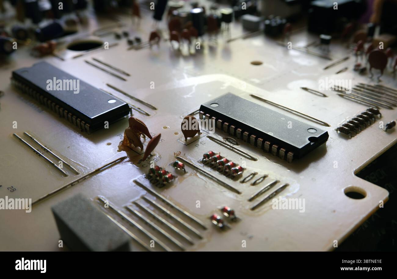 Integrierte Schaltungen auf der Elektronikplatine. Szene mit Rückfahrlicht. Stockfoto