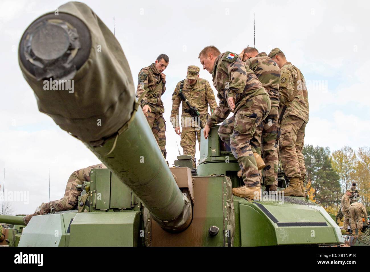 2. November 2019: Soldaten der US-Armee mit Geistertruppe, 2. Geschwader, 2. Kavallerie-Regiment, werden von französischen Soldaten des 501. Kampfpanzerregiments während eines Treffens und Begrüßens im Joint Multinational Readiness Center, Hohenfels, Deutschland, am 2. November 2019 durch einen französischen Panzer geführt. Das Meet and Greet ermöglichte es 2CR, sich mit französischen Waffen vertraut zu machen und Interoperabilität mit Mitgliedern der 501. Zu entwickeln. Diese Soldaten nehmen derzeit an Dragoon Ready 20 Teil, einer Übung des 7. Armee-Trainings-Kommandos, die darauf abzielt, die Bereitschaft zu gewährleisten und 2CR im NATO-Kampf zu zertifizieren Stockfoto