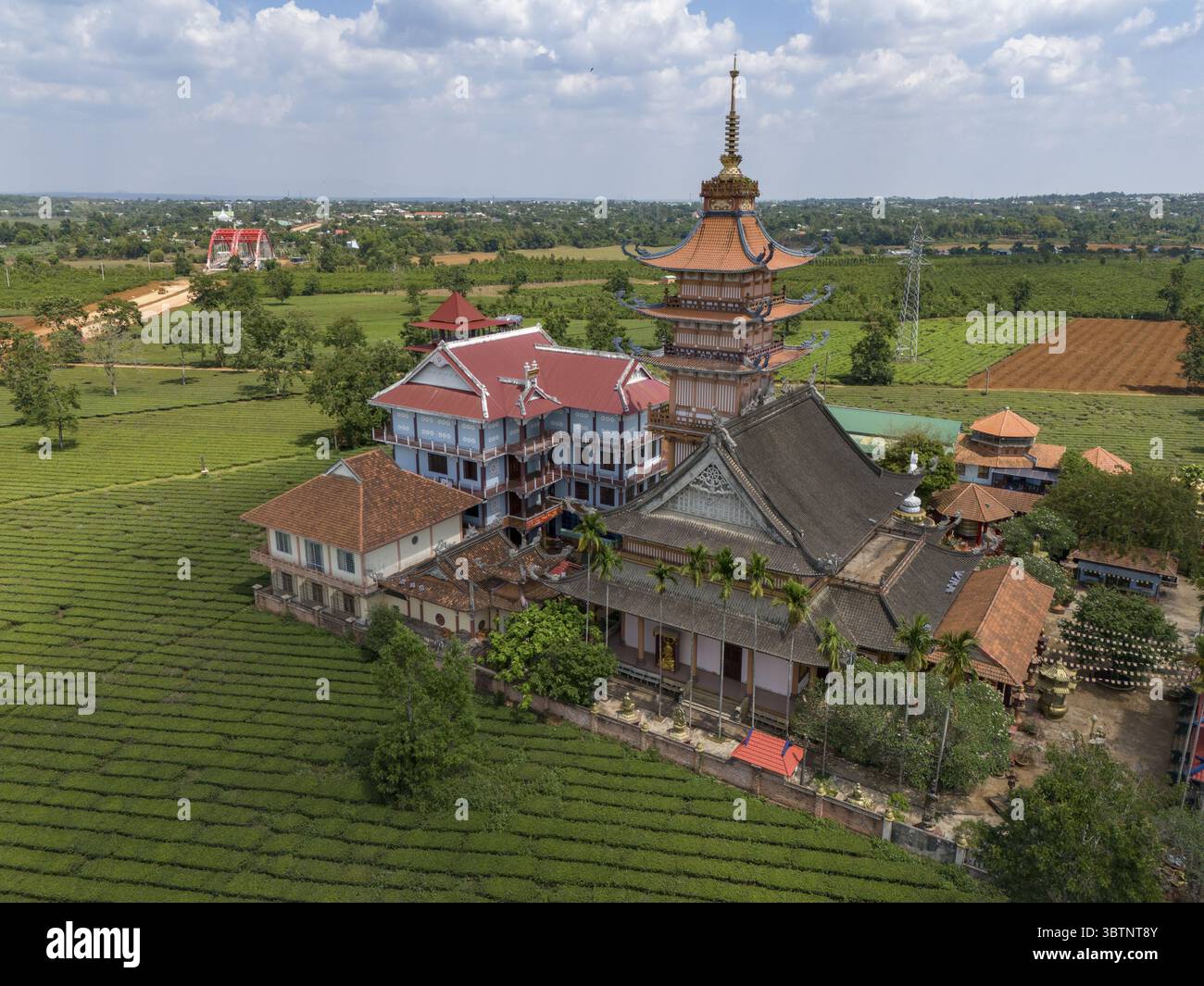 Aus der Vogelperspektive erhebt sich die Minh Thanh-Pagode mit ihrem kunstvollen mehrstöckigen Turm, der traditionelles Design mit moderner Architektur verbindet, Chu PAH, Gia Lai, Stockfoto
