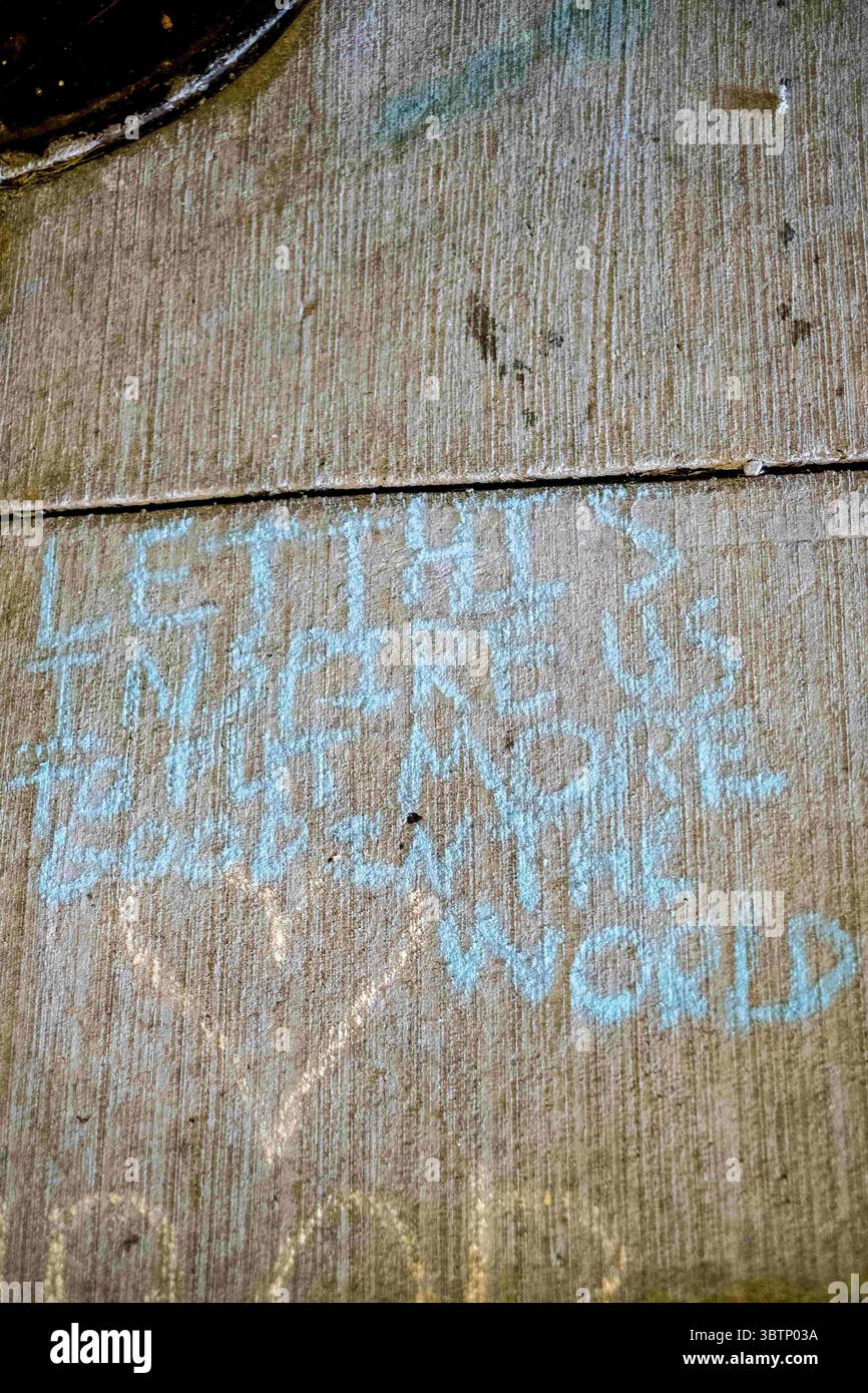 27. Oktober 2019, Pittsburgh, PA, USA: „Let this Inspire US to put more Good in the World“, geschrieben auf dem Bürgersteig in Kreide vor der Tree of Life Synagoge. Ein Jahr nach der Schießerei an der Tree of Life Synagoge in Squirrel Hill kommen viele zurück, um ihren Respekt zu erweisen. (Kreditbild: © Aaron Jackendoff/SOPA Images via ZUMA Wire) Stockfoto