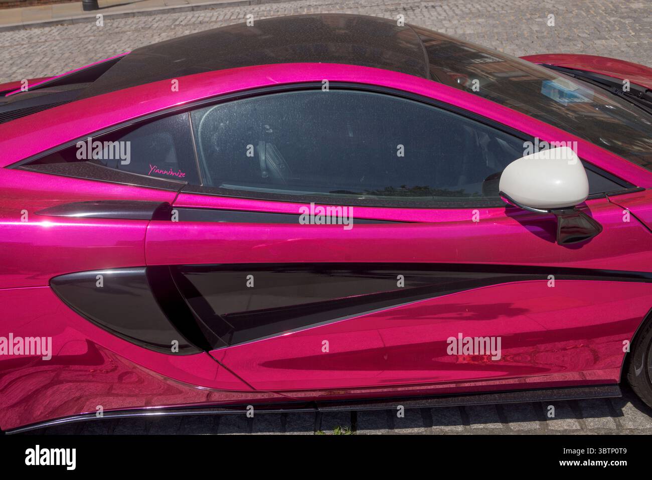 Luxus-Supersportwagen McLaren 540 2016, Kennzeichen 17JJ, vor dem St Pancras Hotel, London, Großbritannien Stockfoto