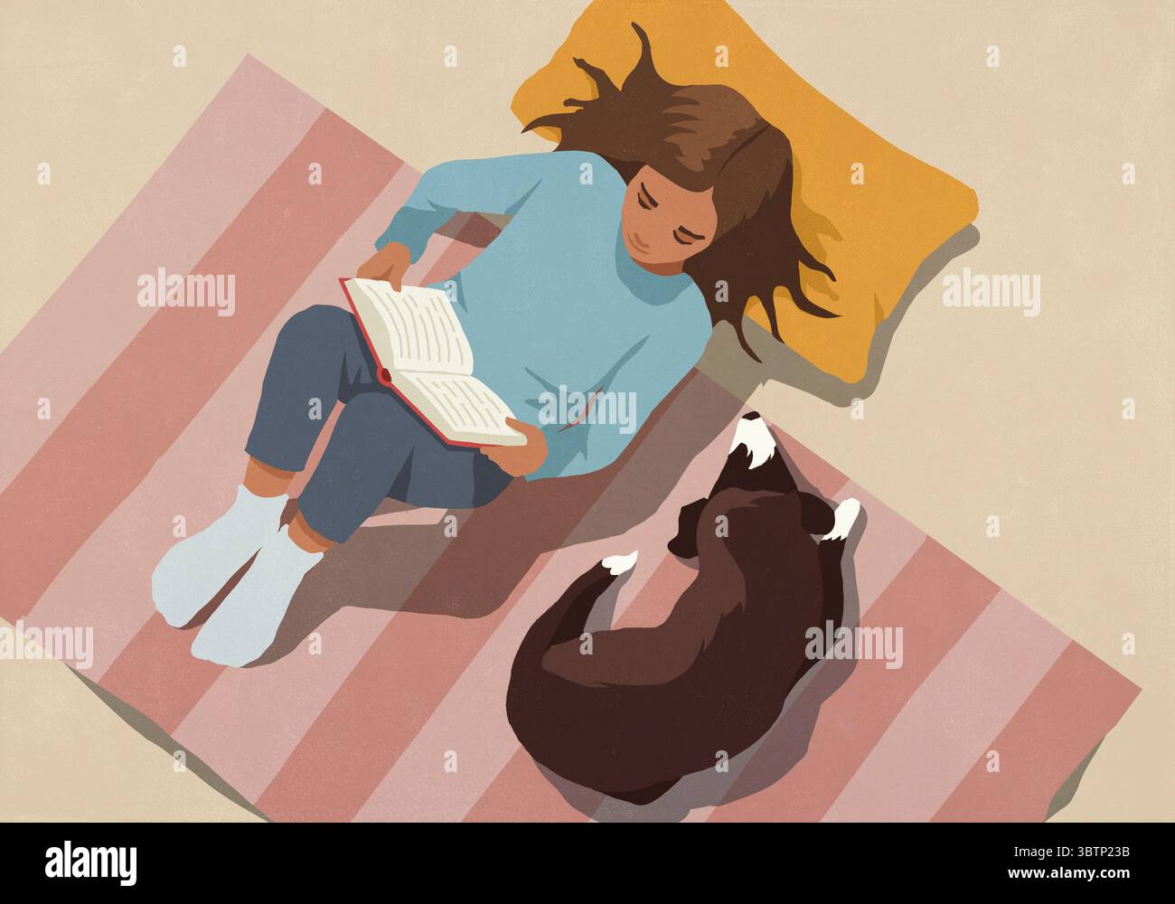 Blick von oben auf eine Frau, die sich entspannt und ein Buch neben dem Hund auf gestreiftem Teppich zu Hause liest Stockfoto