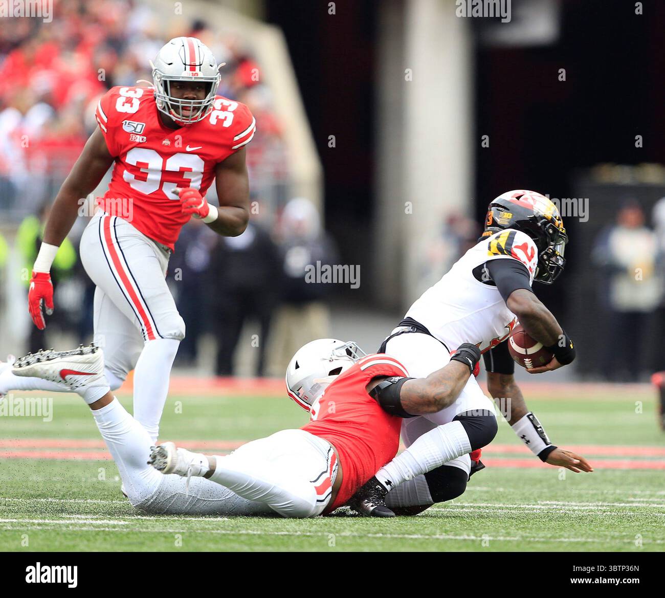 9. November 2019: Ohio State Buckeyes Defensive End Tyreke Smith (11) entführt Maryland Terrapins Quarterback Tyrrell Pigrome (3) während des NCAA-Fußballspiels zwischen den Maryland Terrapins und Ohio State Buckeyes im Ohio Stadium in Columbus, Ohio. JP Waldron/Cal Sport Media (Kreditbild: &Copy; JP Waldron/CSM via ZUMA Wire) Stockfoto