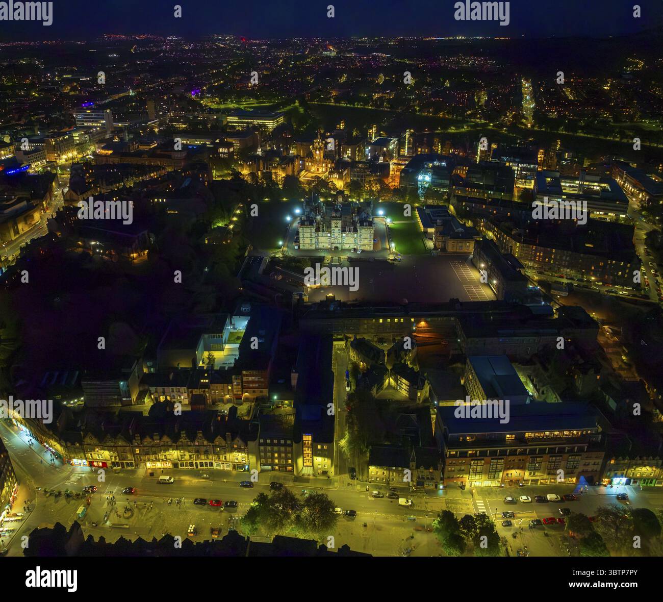 Der Blick aus der Vogelperspektive von Edinburgh entfaltet sich in einer Symphonie aus Licht und Schatten, wo uralter Stein auf moderne Beleuchtung trifft und einen faszinierenden Wandteppich des urbanen Lebens unter dem Mantel der Nacht schafft., Edinburgh, Schottland, Großbritannien. Stockfoto