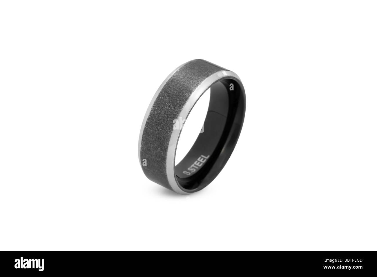 Schwarzer Fingerring aus Edelstahl isoliert auf weißem Hintergrund mit Bokeh Stockfoto