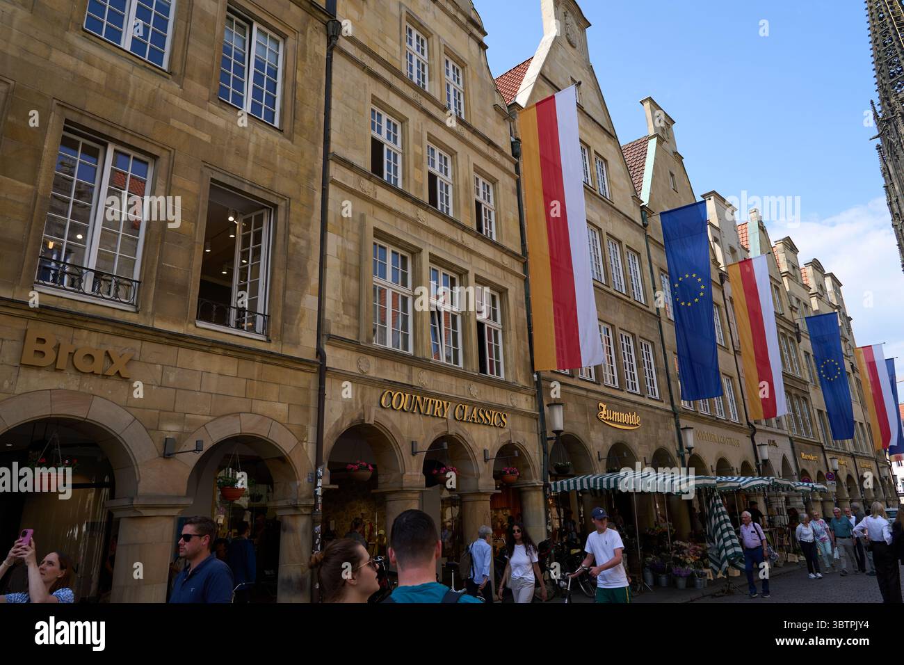 Münster, Deutschland - 2. Mai 2025 - Altstadt - der historische Hauptmarkt - Prinzipalmarkt an einem sonnigen Frühlingstag Stockfoto