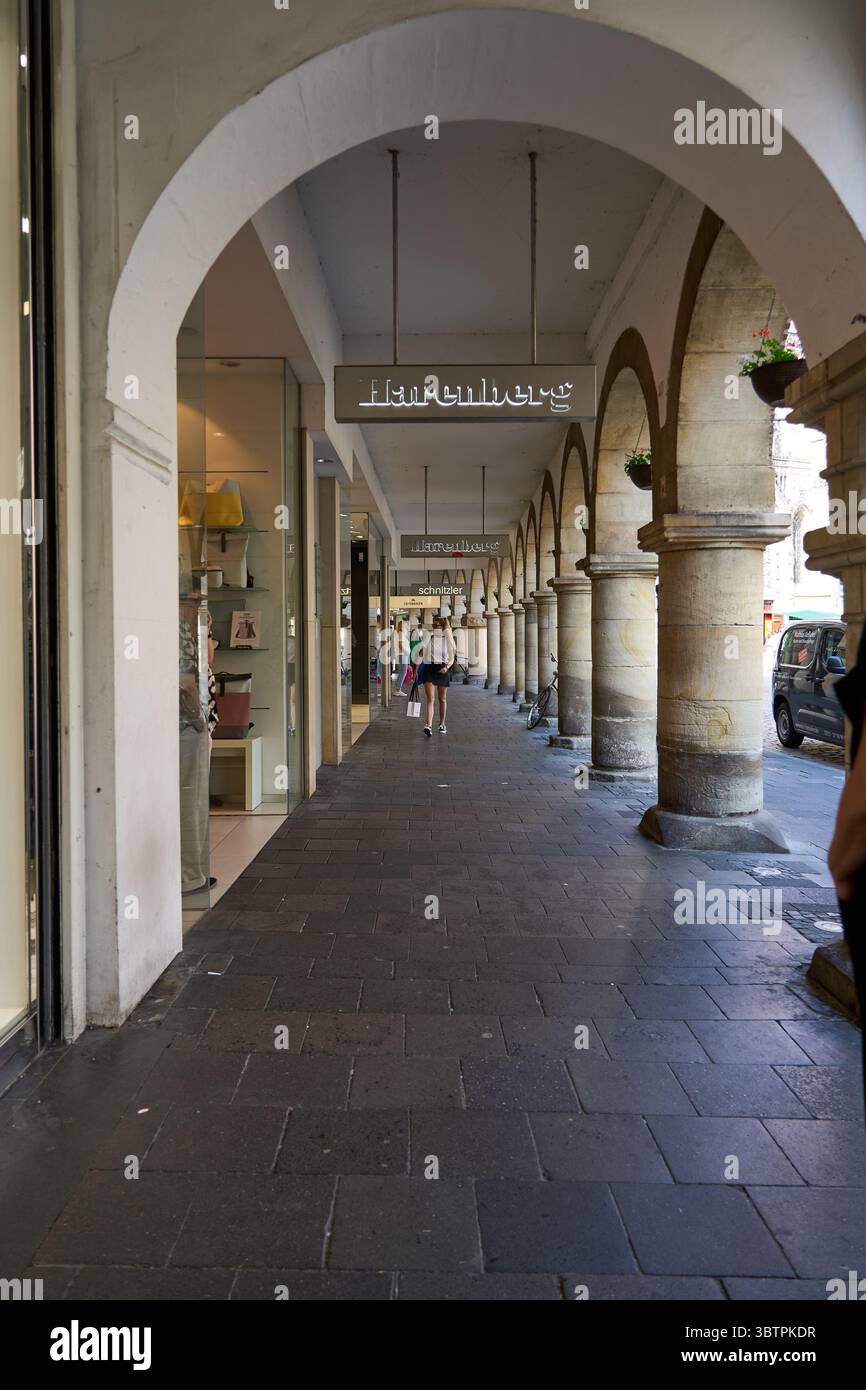 Münster, Deutschland - 2. Mai 2025 - Altstadt - der historische Hauptmarkt - Prinzipalmarkt an einem sonnigen Frühlingstag Stockfoto