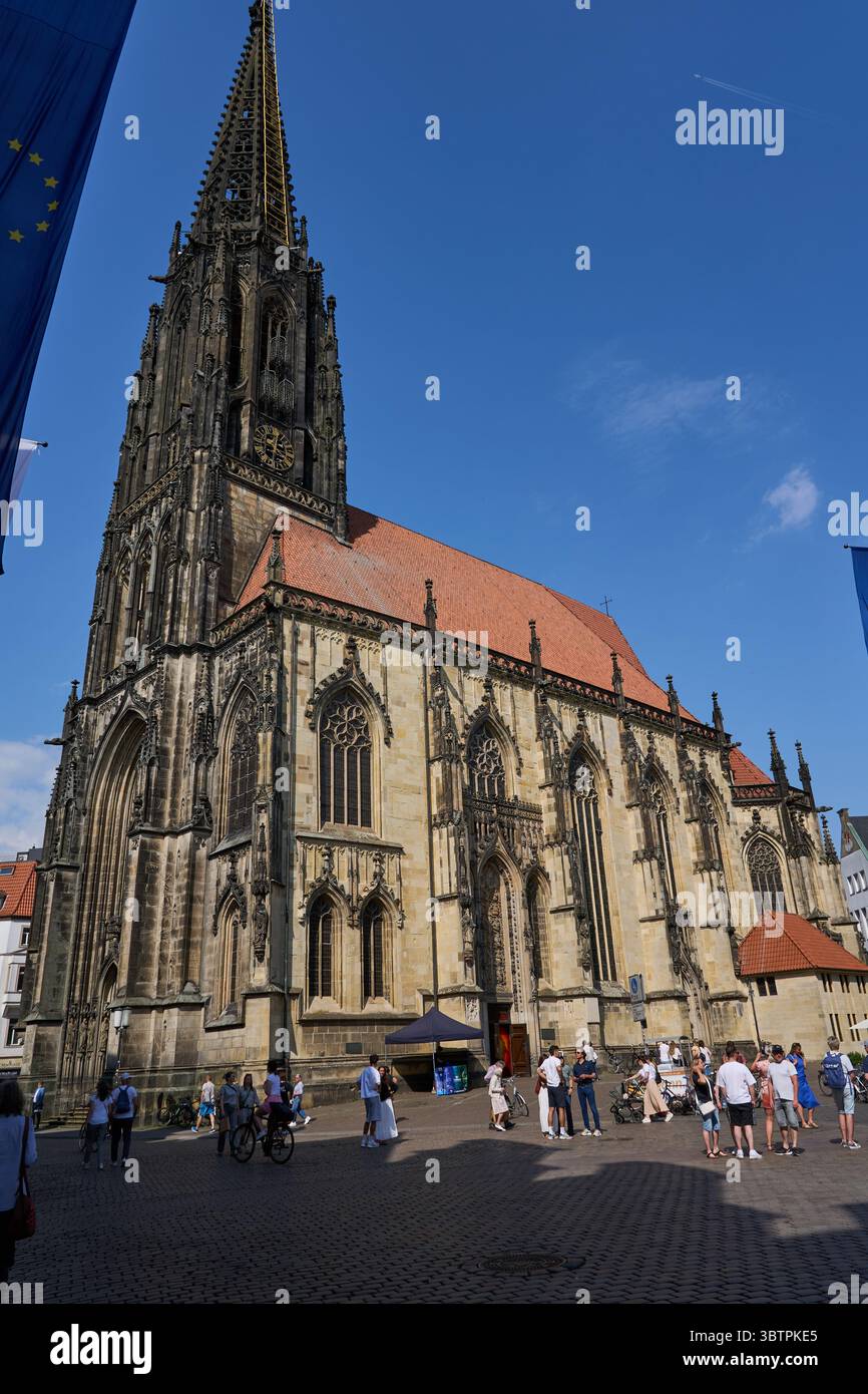 Münster, Deutschland - 2. Mai 2025 - Altstadt - der historische Hauptmarkt - Prinzipalmarkt an einem sonnigen Frühlingstag Stockfoto