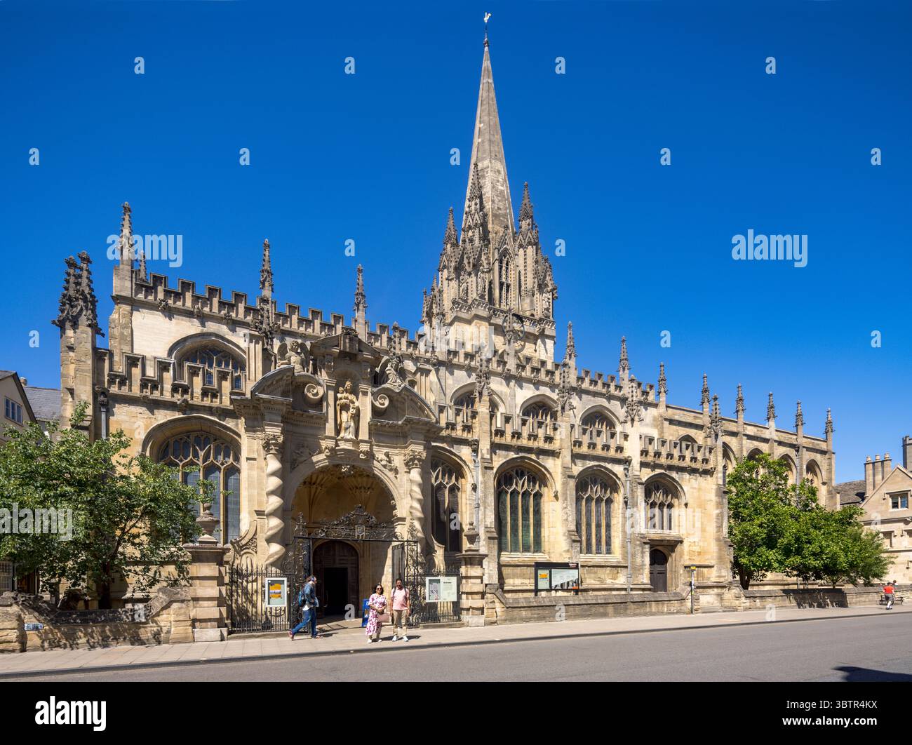 Außenansicht der Universitätskirche St. Mary the Virgin (St. Mary's oder SMV), Oxford, England Stockfoto Außenansicht der Universitätskirche St. Mary the Virgin (St. Mary's oder SMV), Oxford, England Stockfoto