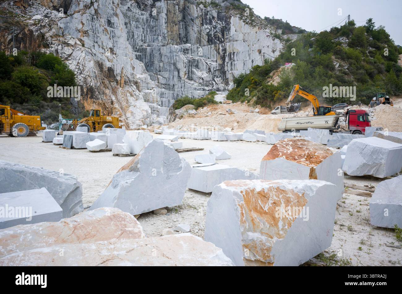 Marmorbruch in den Apuanischen Alpen, der den berühmten Carrara-Marmor herstellt, der für seine weißen und grauen Adern in den Provinzen Massa und Carrara in der LUN bekannt ist Stockfoto