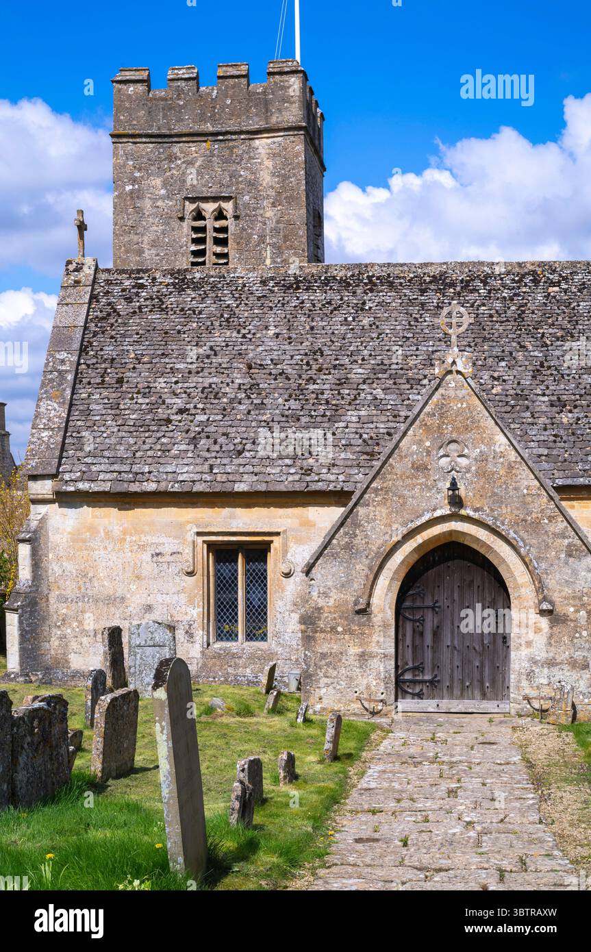 Kirche von England St. PeterÕs Kirche und Friedhof mit alten Gräbern und Grabsteinen im Dorf Little Barrington in den Cotswolds, Gloucestershire, EN Stockfoto