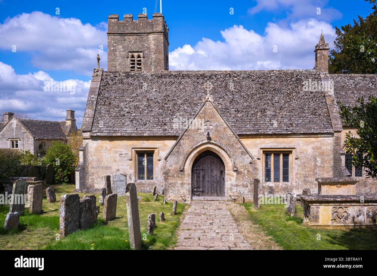 Kirche von England St. PeterÕs Kirche und Friedhof mit alten Gräbern und Grabsteinen im Dorf Little Barrington in den Cotswolds, Gloucestershire, EN Stockfoto