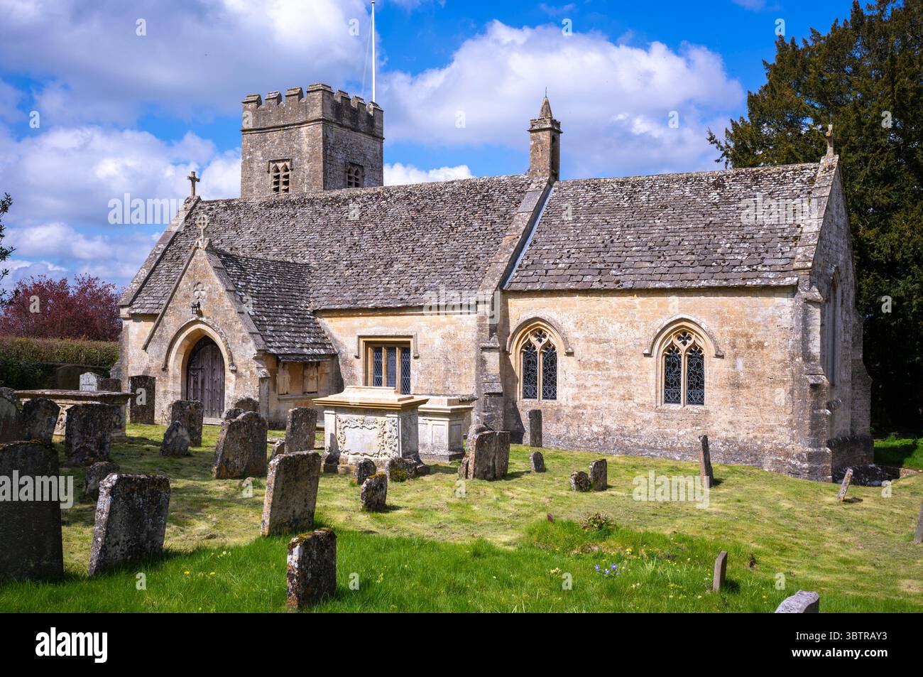 Kirche von England St. PeterÕs Kirche und Friedhof mit alten Gräbern und Grabsteinen im Dorf Little Barrington in den Cotswolds, Gloucestershire, EN Stockfoto