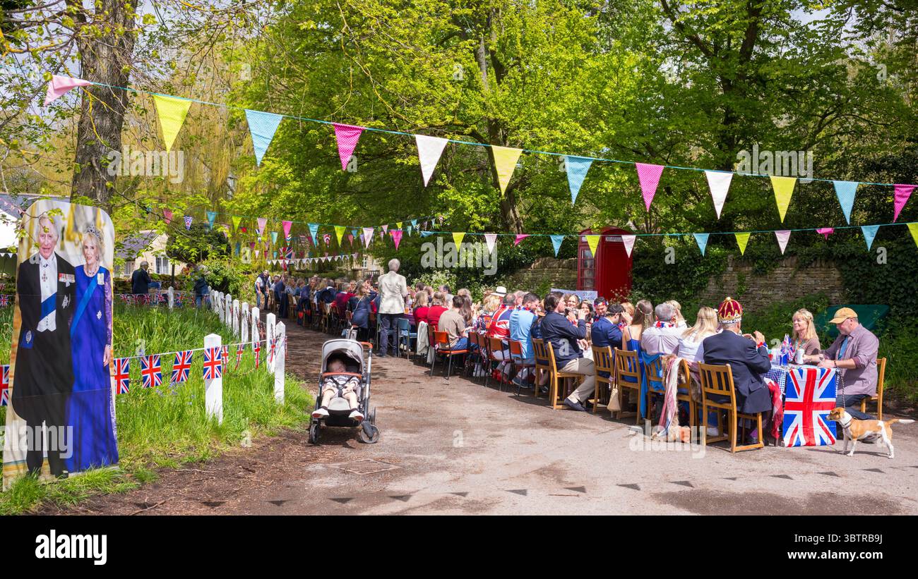 Straßenparty zur Krönung von König Karl III. Und Königin Camilla, während sich die Dorfbewohner im malerischen Dorf Swinbrook in den Cotswolds versammeln Stockfoto
