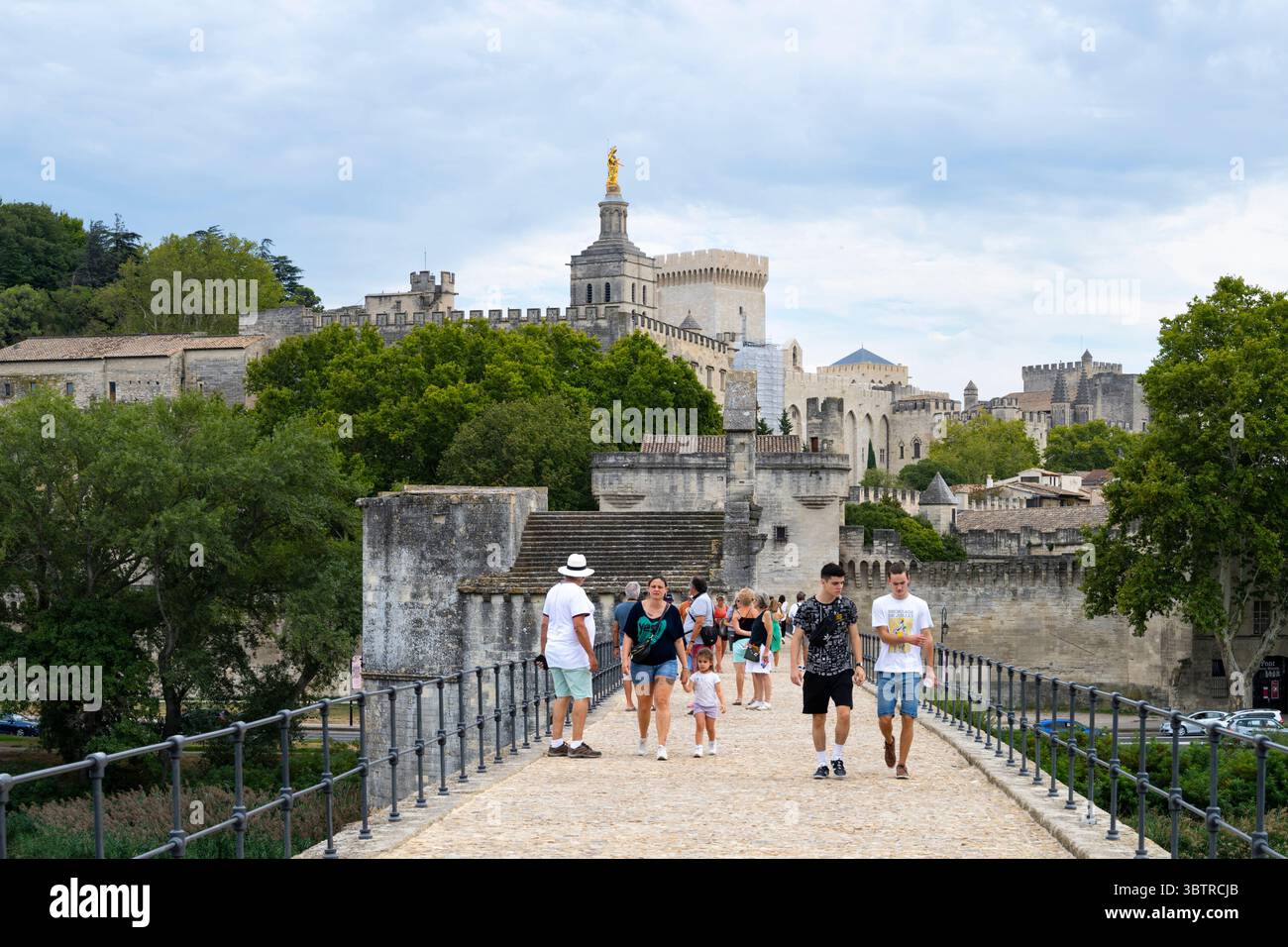 Touristen überqueren die Brücke in Avignon, berühmt für childrenÕs Song ÒSur Le Port dÕAvignonÓ, Departement Vaucluse, Südostfrankreich Stockfoto