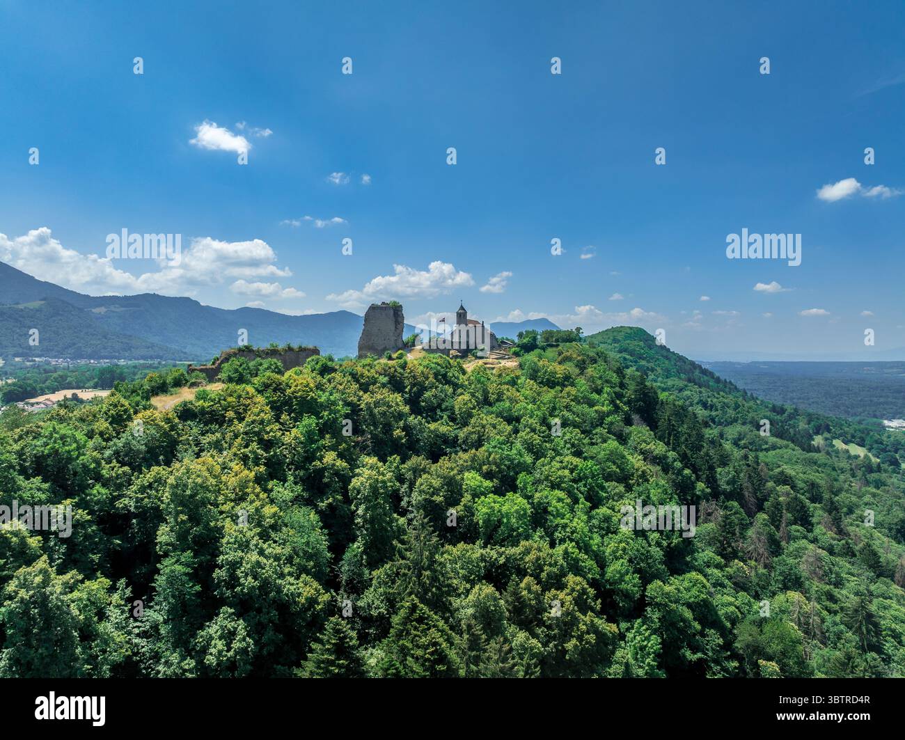 Aus der Vogelperspektive auf die Burg Allinges, eine mittelalterliche Ruine und eine Burg mit Bastionen auf dem Hügel über dem Genfer See in Frankreich Stockfoto