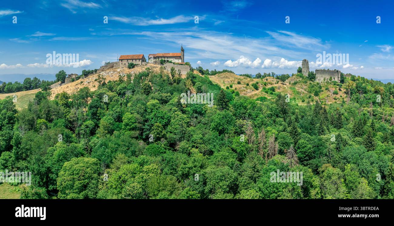 Aus der Vogelperspektive auf die Burg Allinges, eine mittelalterliche Ruine und eine Burg mit Bastionen auf dem Hügel über dem Genfer See in Frankreich Stockfoto
