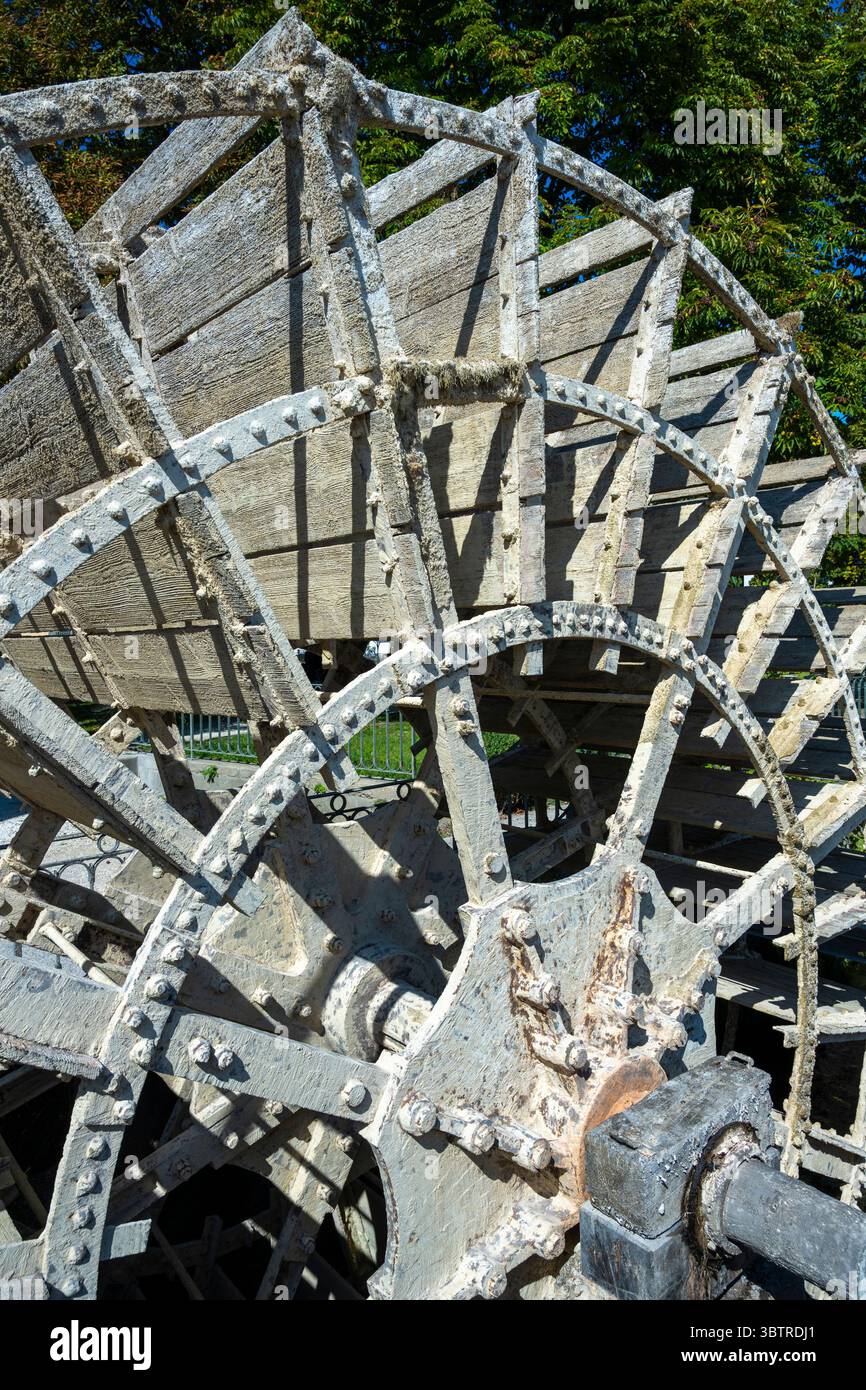 Traditionelles Schaufelrad an Kanälen und Fluss Sorgue bei LÕIsle sur la Sorgue im Departement Vaucluse, Provence, Frankreich Stockfoto