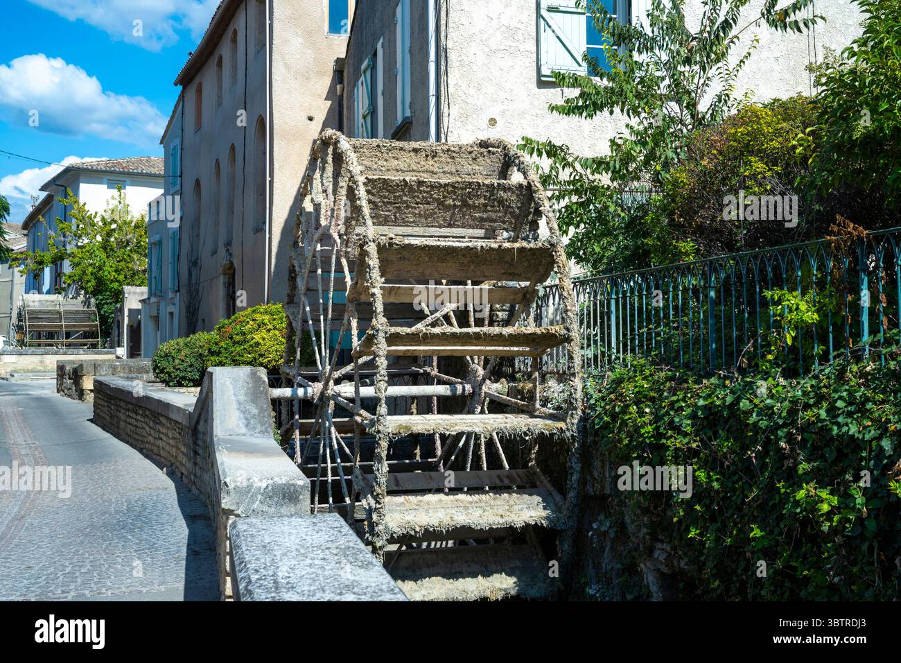 Traditionelles Schaufelrad an Kanälen und Fluss Sorgue bei LÕIsle sur la Sorgue im Departement Vaucluse, Provence, Frankreich Stockfoto