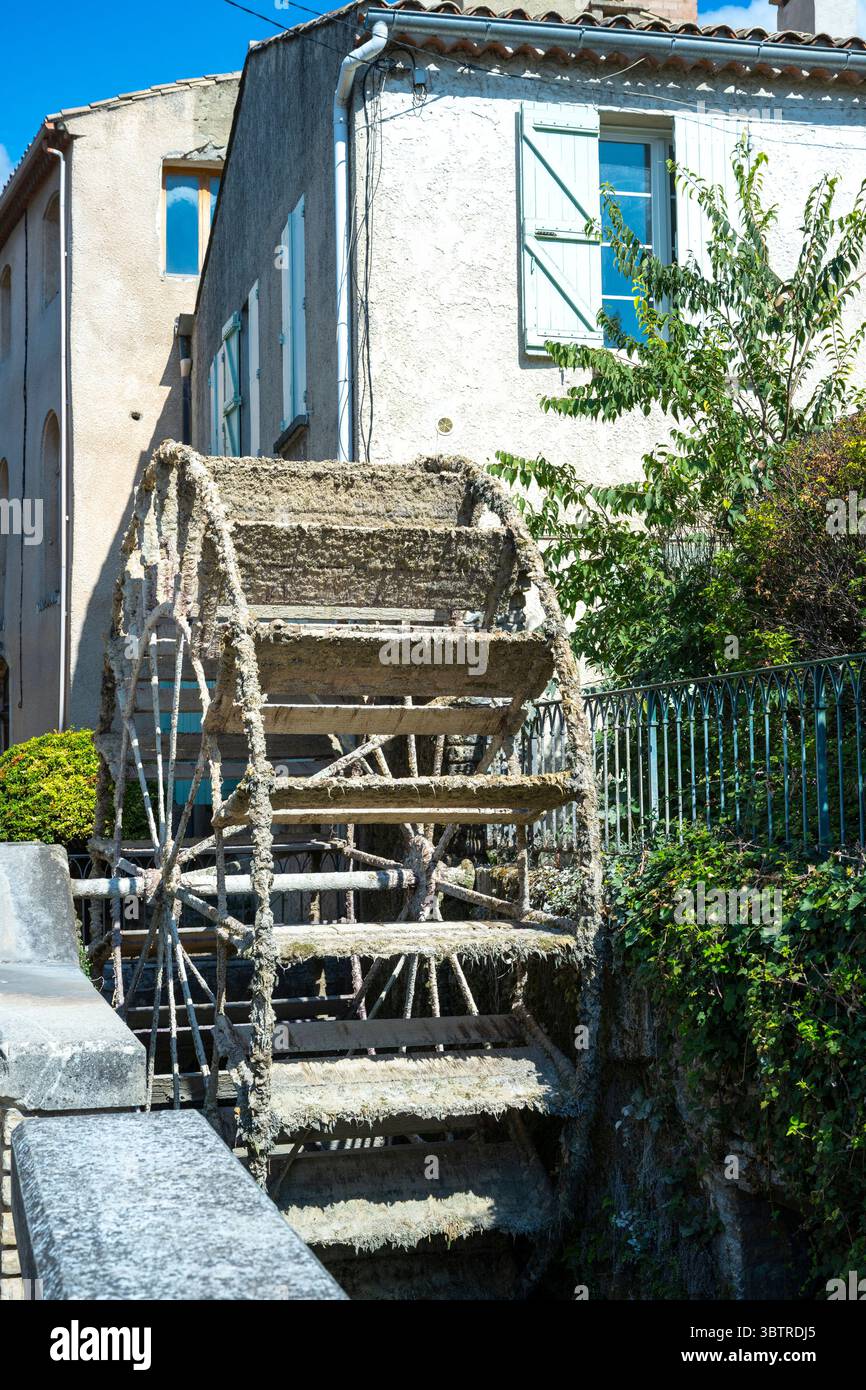 Traditionelles Schaufelrad an Kanälen und Fluss Sorgue bei LÕIsle sur la Sorgue im Departement Vaucluse, Provence, Frankreich Stockfoto