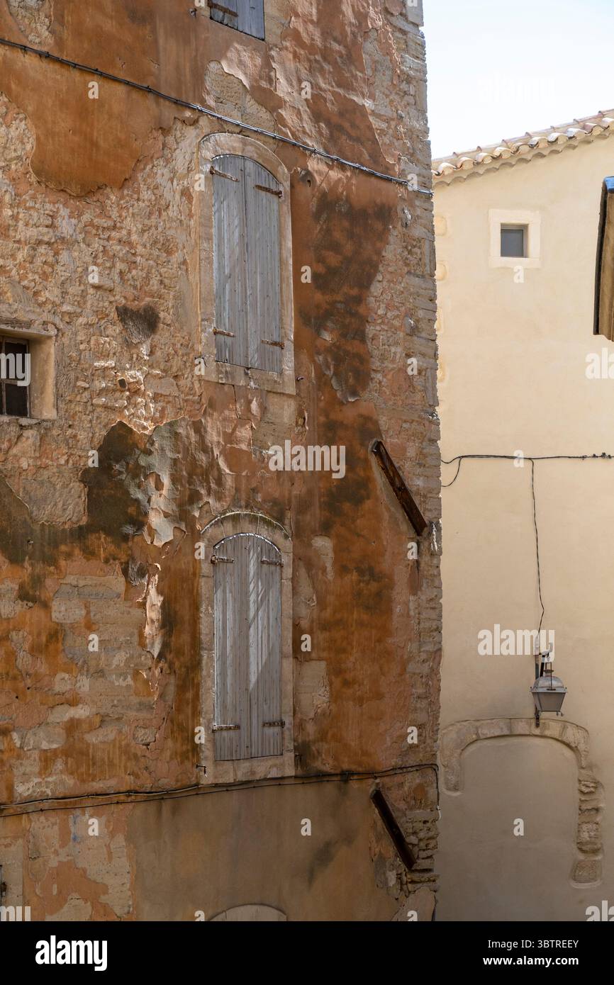 Fensterläden in einem alten Gebäude in Gordes, Südfrankreich Stockfoto