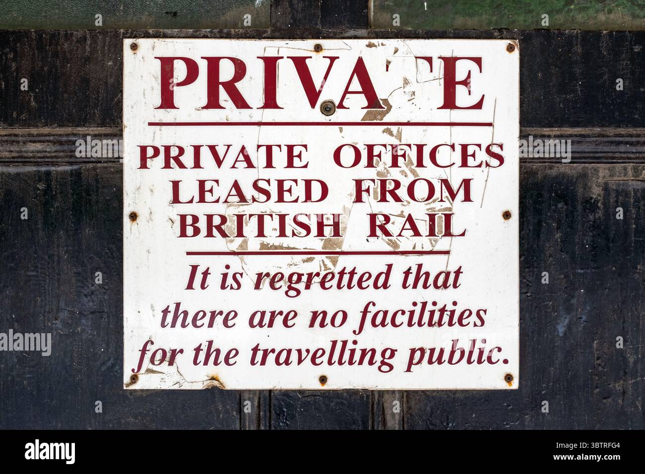 Schild - private Büros von British Rail gemietet - keine Einrichtungen für Reisende - Bahnhof Dunkeld & Birnam Stockfoto