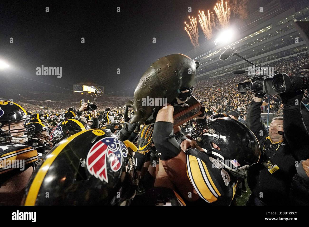 16. November 2019, Iowa City, IA, USA: Spieler und Fans aus Iowa feiern, als sie den Floyd of Rosedale erobern, als der Gastgeber Hawkeyes am Samstag, den 16. November 2019, Minnesota (23:19) im Kinnick Stadium in Iowa City, Iowa, besiegte. Der Gastgeber Hawkeyes gewann mit 23:19. (Kreditbild: © TNS via ZUMA Wire) Stockfoto
