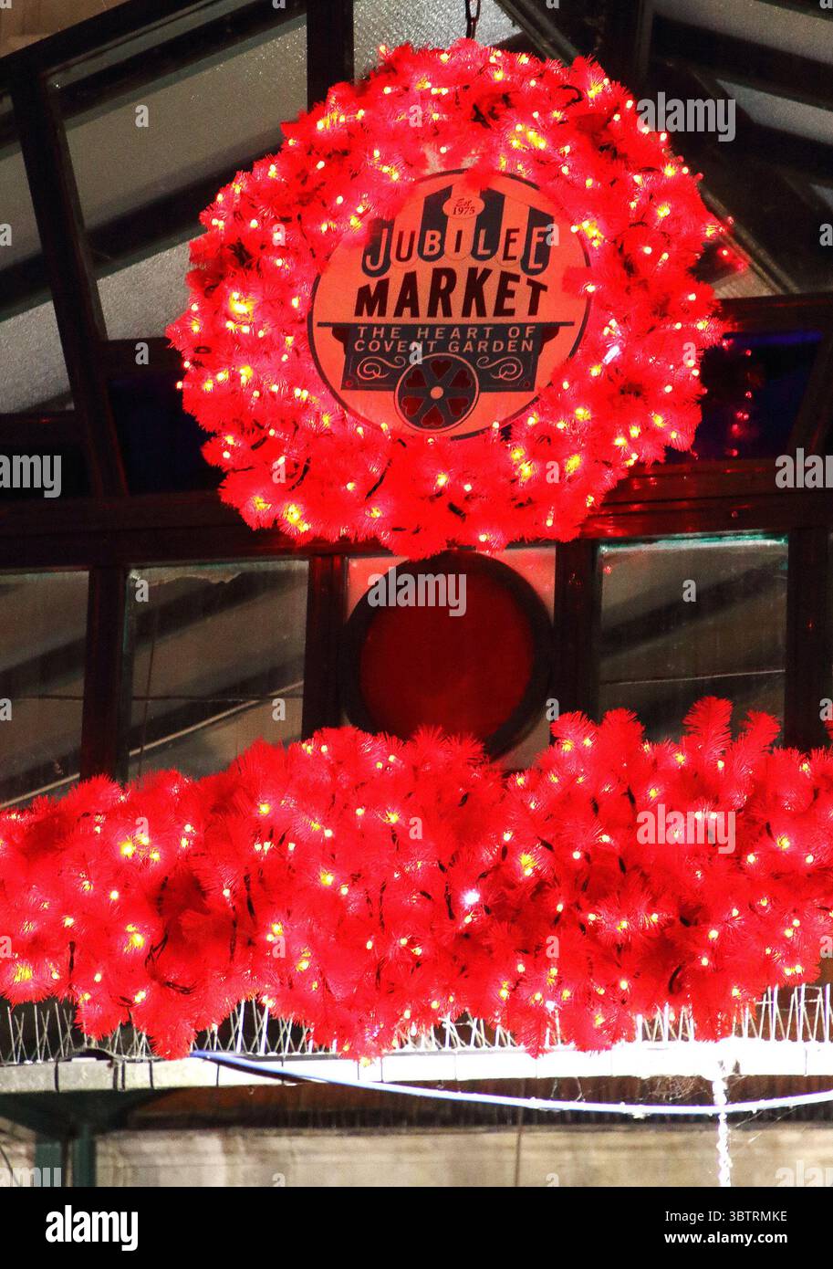 November 16, 2019, London, Vereinigtes Königreich: Weihnachtsschmuck Linie der Eingang zum Jubiläum Markt im Herzen von Covent Garden.. Weihnachten Dekorationen, Beleuchtung und Weihnachtsbaum um in Londons Covent Garden Market und der Piazza (Credit Bild: © Keith Mayhew/SOPA Bilder über ZUMA Draht) Stockfoto