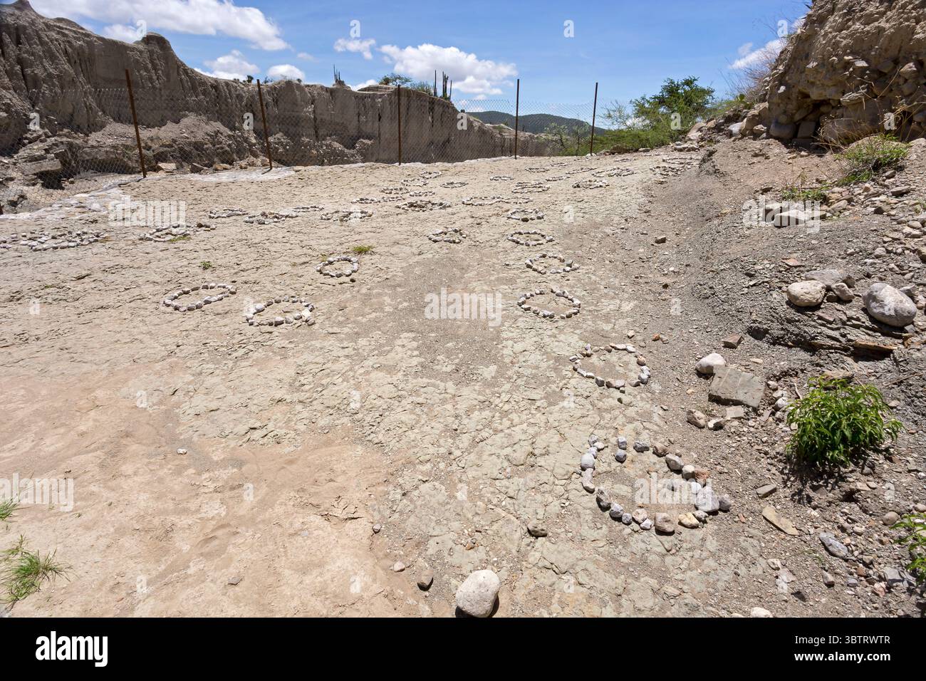 Ein Ort mit fossilen Dinosaurierspuren während eines Besuchs des Turritelas National Park, einem paläontologischen Park, in der Wüste, San Juan Raya, Puebla, Mexiko Stockfoto