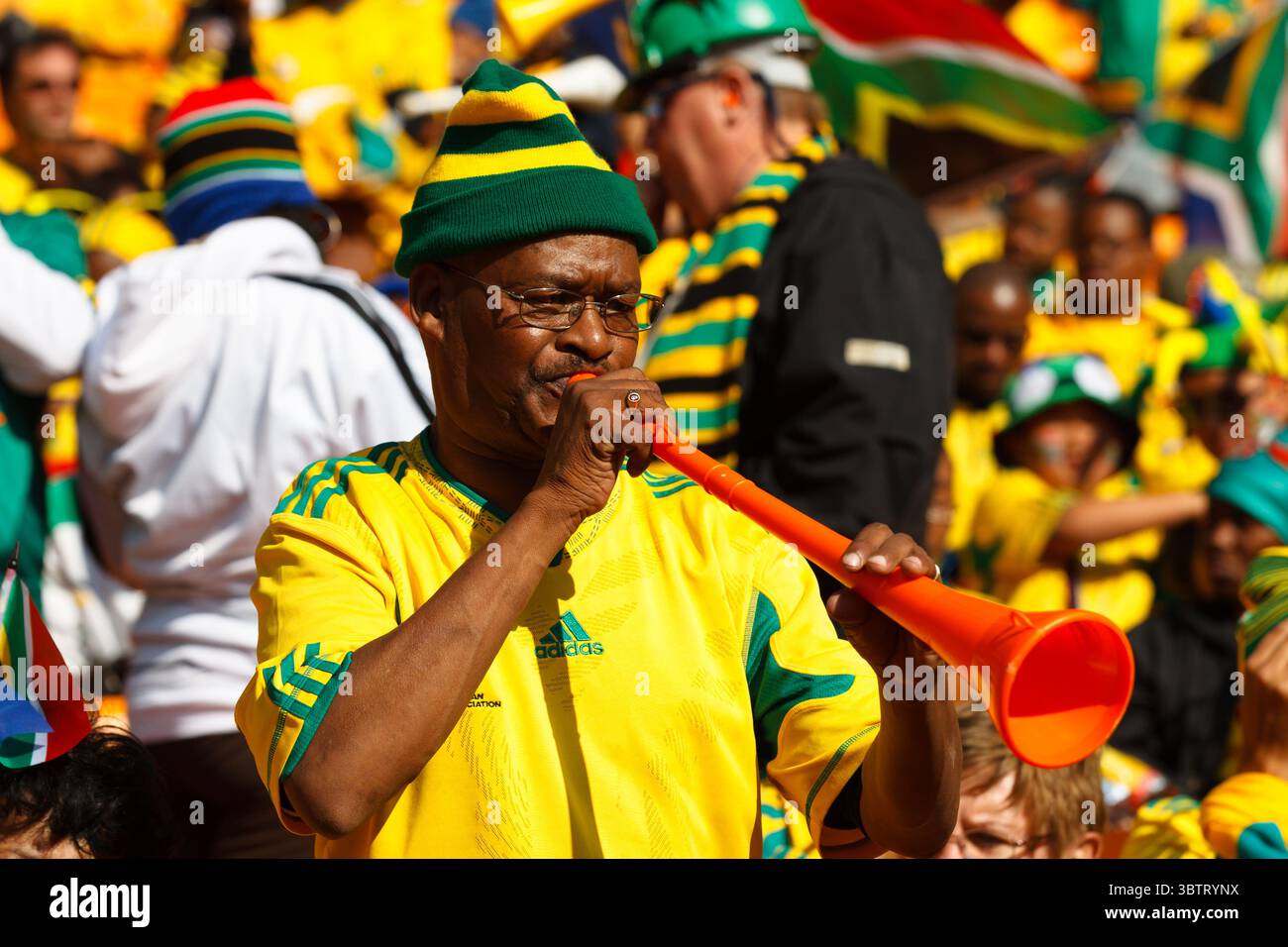 Ein südafrikanischer Unterstützer sprengt eine Vuvuzela vor dem Auftakt des Eröffnungsspiels der FIFA Fussball-Weltmeisterschaft in Johannesburg, Südafrika. Stockfoto
