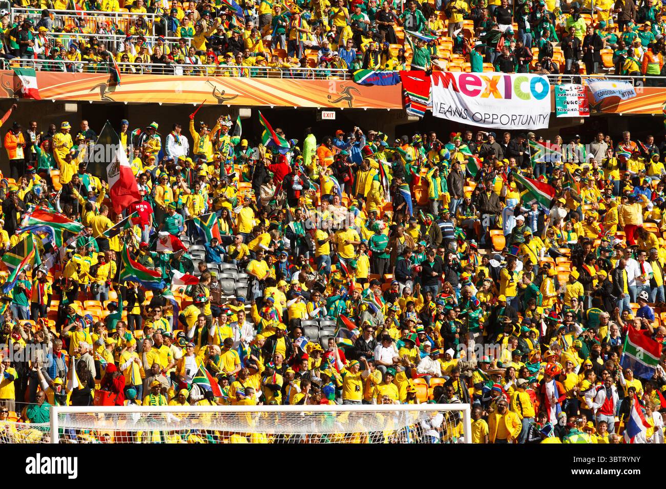 Die Fans erwarten das Eröffnungsspiel des Fußballturniers der FIFA Fussball-Weltmeisterschaft zwischen Südafrika und Mexiko in Johannesburg, Südafrika. Stockfoto