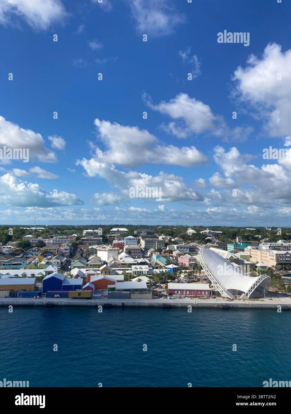 Blick auf die Skyline auf das Wasser und die Stadt - Smartphone-aufgenommenes Stockfoto