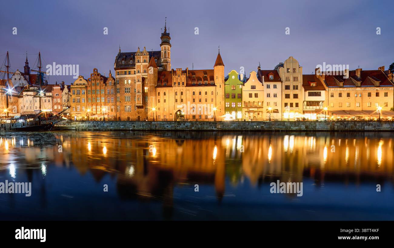 Danzig, Polen - 22. Juli 2017: Nächtlicher Blick auf ein Schiff im traditionellen Stil, das entlang des Flusses mit Reflexionen der Lichter der Stadt auf dem Wasser und dem His vertäut ist Stockfoto