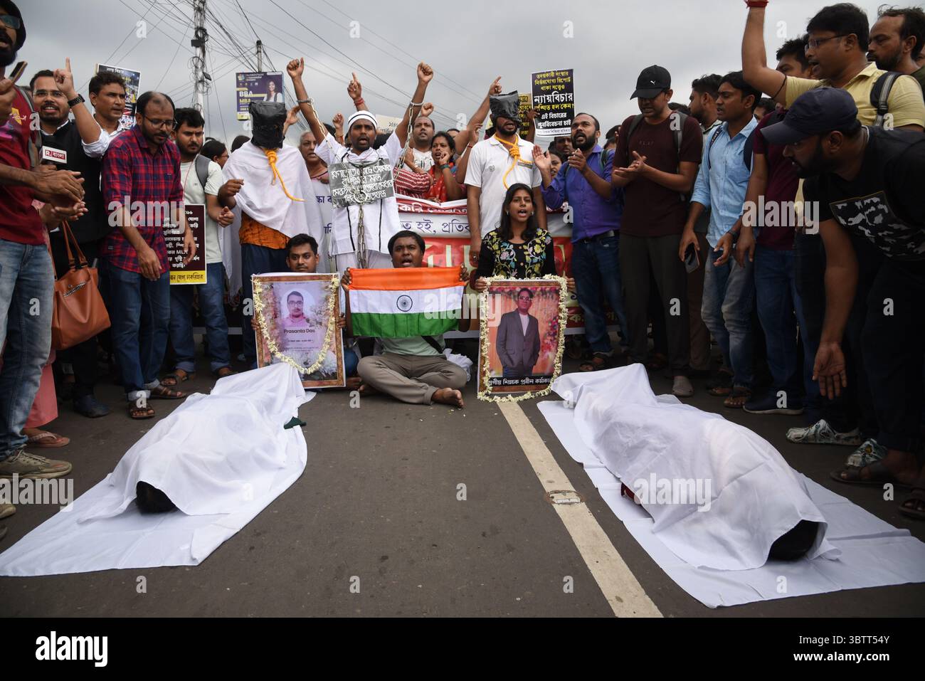 Eine große Anzahl von „berechtigten und unberührten“ Schullehrern, deren Ernennung durch Protest des Obersten Gerichtshofs in Howrah Maidan, wenige Kilometer vor ihrem Ziel, dem Staatssekretariat Nabanna, in Kalkutta, Indien, am 14. Juli 2025 annulliert wurde. Die unter dem Banner des „Sikshak Adhikar Manch“ (Forum für die Rechte der Lehrer) organisierten Agitatoren drängten und schoben gegen eine vom Personal in Uniform eingerichtete menschliche Barrikade, was zu Spannungen am Boden führte, nachdem die Demonstranten unbeirrt das Sekretariat erreichten und mit ihren Forderungen auf Premierminister Mamata Banerjee trafen. (Foto von Stockfoto Eine große Anzahl von „berechtigten und unberührten“ Schullehrern, deren Ernennung durch Protest des Obersten Gerichtshofs in Howrah Maidan, wenige Kilometer vor ihrem Ziel, dem Staatssekretariat Nabanna, in Kalkutta, Indien, am 14. Juli 2025 annulliert wurde. Die unter dem Banner des „Sikshak Adhikar Manch“ (Forum für die Rechte der Lehrer) organisierten Agitatoren drängten und schoben gegen eine vom Personal in Uniform eingerichtete menschliche Barrikade, was zu Spannungen am Boden führte, nachdem die Demonstranten unbeirrt das Sekretariat erreichten und mit ihren Forderungen auf Premierminister Mamata Banerjee trafen. (Foto von Stockfoto