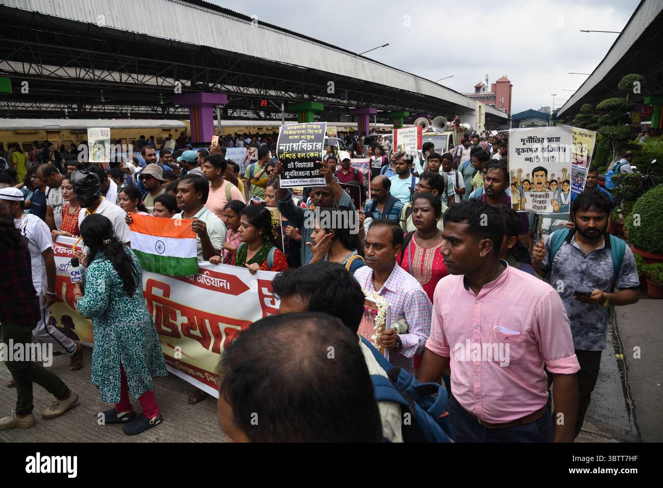 Eine große Anzahl von „berechtigten und unberührten“ Schullehrern, deren Ernennung durch Protest des Obersten Gerichtshofs in Howrah Maidan, wenige Kilometer vor ihrem Ziel, dem Staatssekretariat Nabanna, in Kalkutta, Indien, am 14. Juli 2025 annulliert wurde. Die unter dem Banner des „Sikshak Adhikar Manch“ (Forum für die Rechte der Lehrer) organisierten Agitatoren drängten und schoben gegen eine vom Personal in Uniform eingerichtete menschliche Barrikade, was zu Spannungen am Boden führte, nachdem die Demonstranten unbeirrt das Sekretariat erreichten und mit ihren Forderungen auf Premierminister Mamata Banerjee trafen. (Foto von Stockfoto Eine große Anzahl von „berechtigten und unberührten“ Schullehrern, deren Ernennung durch Protest des Obersten Gerichtshofs in Howrah Maidan, wenige Kilometer vor ihrem Ziel, dem Staatssekretariat Nabanna, in Kalkutta, Indien, am 14. Juli 2025 annulliert wurde. Die unter dem Banner des „Sikshak Adhikar Manch“ (Forum für die Rechte der Lehrer) organisierten Agitatoren drängten und schoben gegen eine vom Personal in Uniform eingerichtete menschliche Barrikade, was zu Spannungen am Boden führte, nachdem die Demonstranten unbeirrt das Sekretariat erreichten und mit ihren Forderungen auf Premierminister Mamata Banerjee trafen. (Foto von Stockfoto