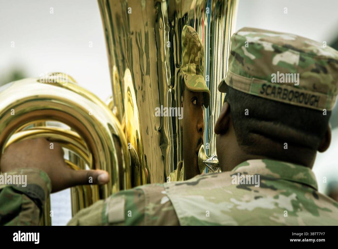 11. November 2019 - El Paso, Texas, USA - Ein Soldat der 1st Armored Division Band tritt am 11. November 2019 im Old Glory Memorial in El Paso, Texas auf. (Bild: © U.S. Army/ZUMA Wire/ZUMAPRESS.com) Stockfoto