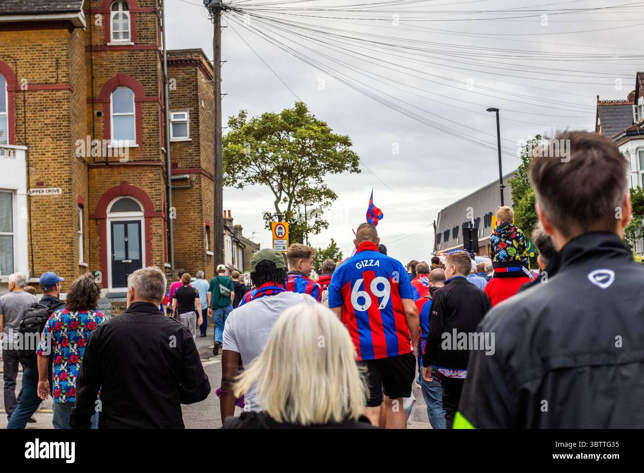 Crystal Palace Ultras und Fans versammelten sich vor dem Stadion ihres Vereins, nachdem sie von der UEFA abgestiegen waren. Stockfoto