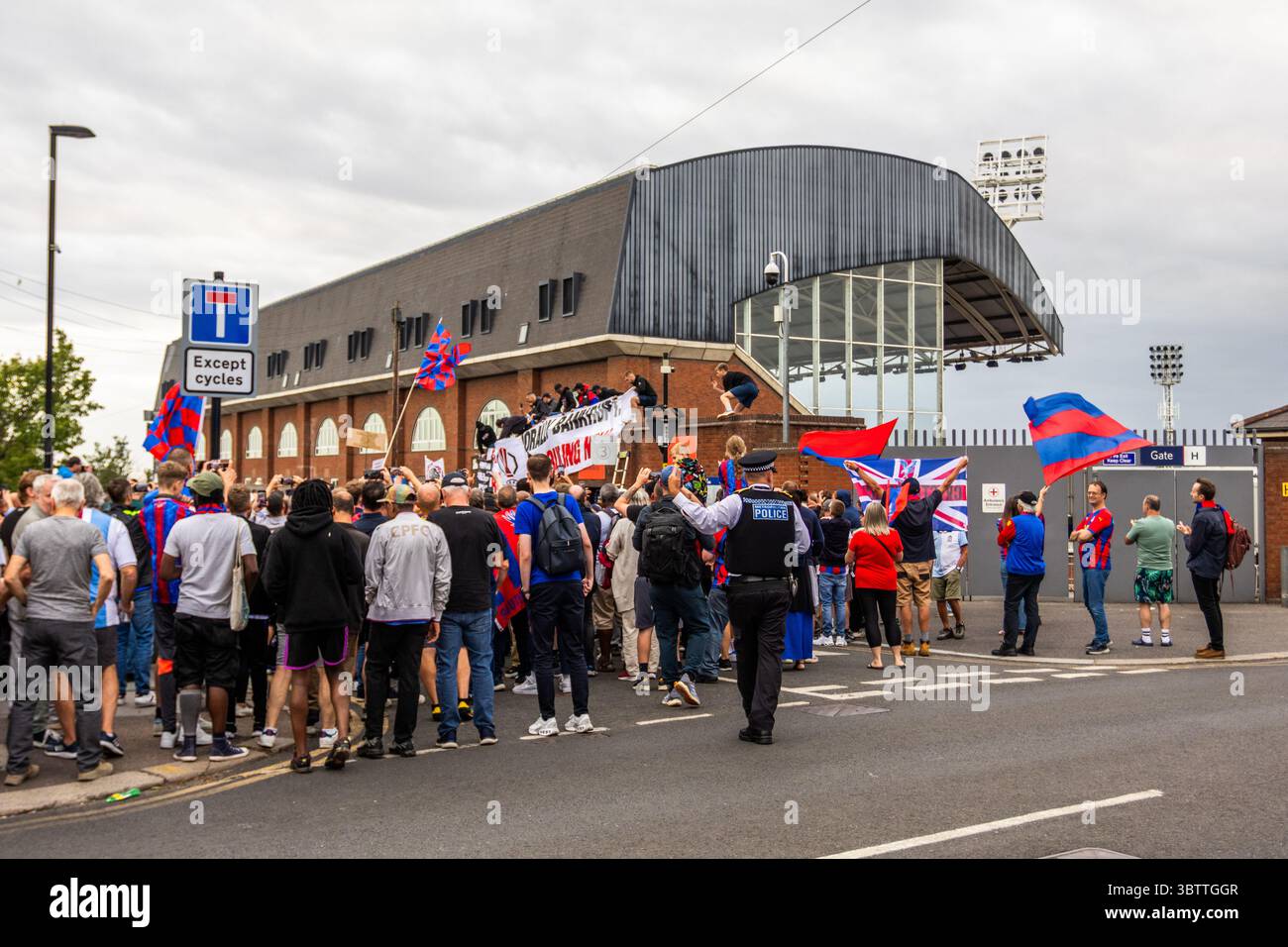 Crystal Palace Ultras und Fans versammelten sich vor dem Stadion ihres Vereins, nachdem sie von der UEFA abgestiegen waren. Stockfoto