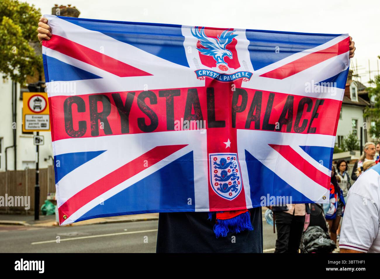 Crystal Palace Ultras und Fans versammelten sich vor dem Stadion ihres Vereins, nachdem sie von der UEFA abgestiegen waren. Stockfoto