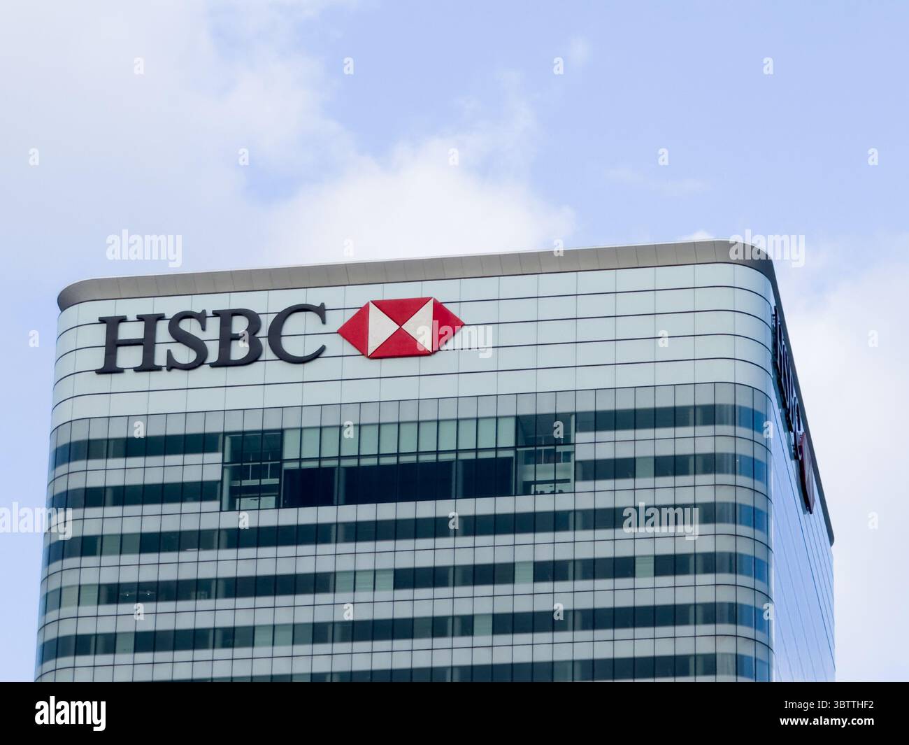 Das HSBC-Logo befindet sich oben auf dem Hauptquartier im Finanzdistrikt Canary Wharf, London, Großbritannien Stockfoto