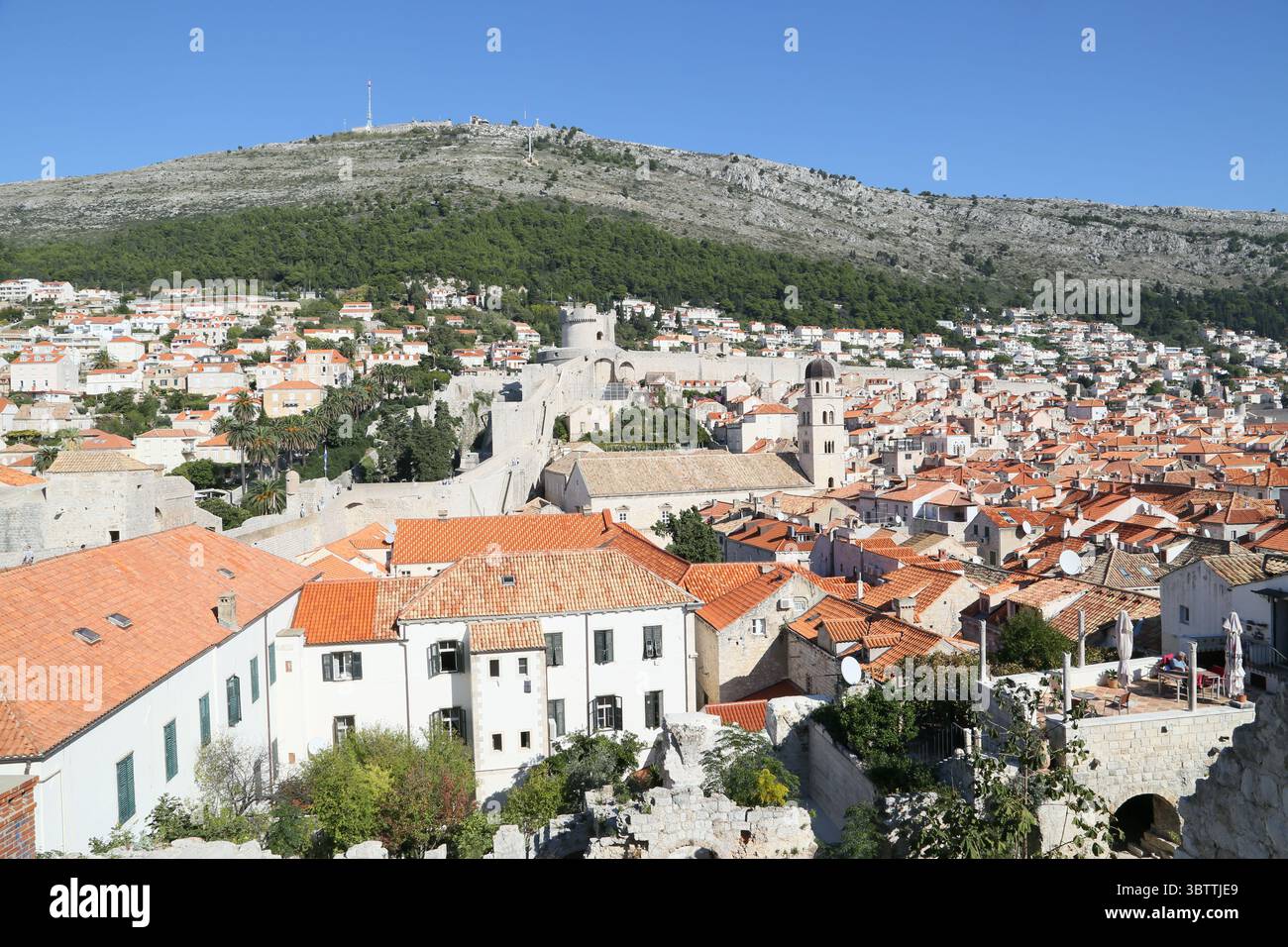 Altstadt in Dubrovnik, Kroatien mit Franziskanerkirche und Kloster Stockfoto