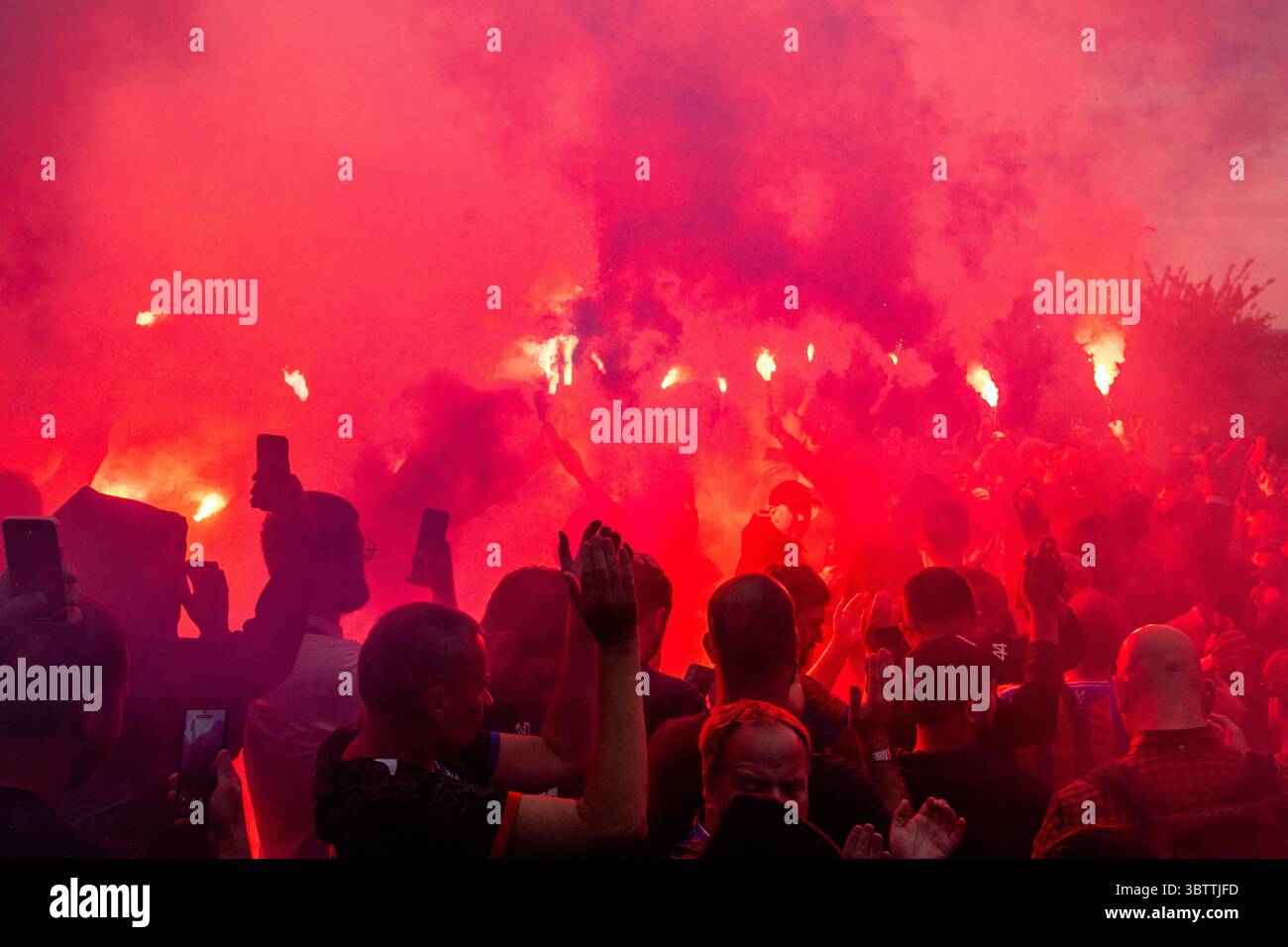 Crystal Palace Ultras und Fans versammelten sich vor dem Stadion ihres Vereins, nachdem sie von der UEFA abgestiegen waren. Stockfoto
