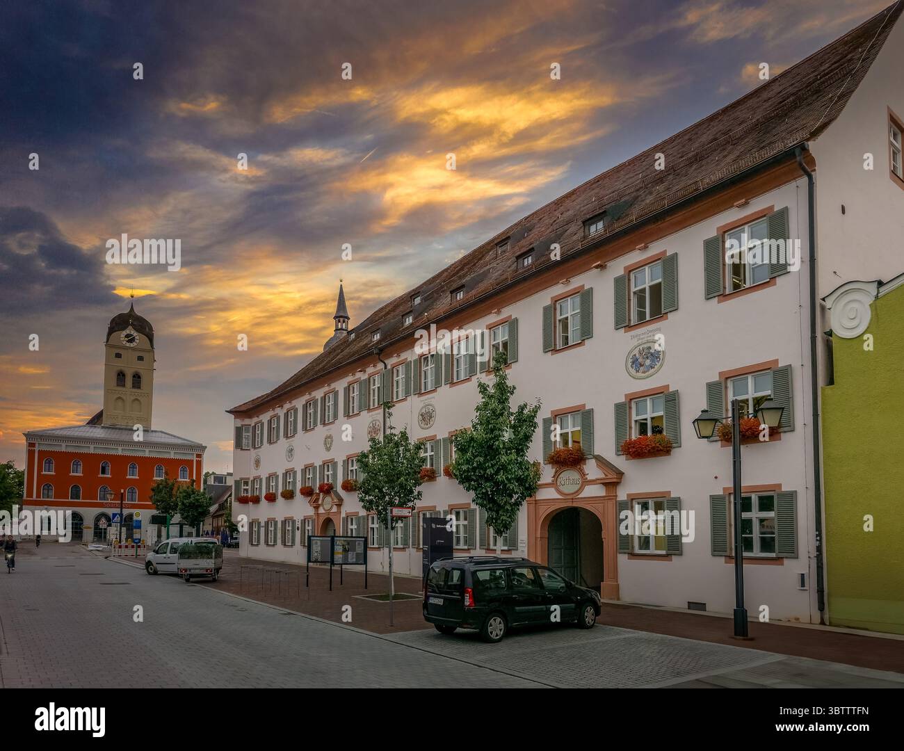 Blick auf Rathaus, Hauptplatz in Erding Bayern Deutschland, mittelalterliche Stadt mit farbenfrohem Sonnenuntergang Stockfoto