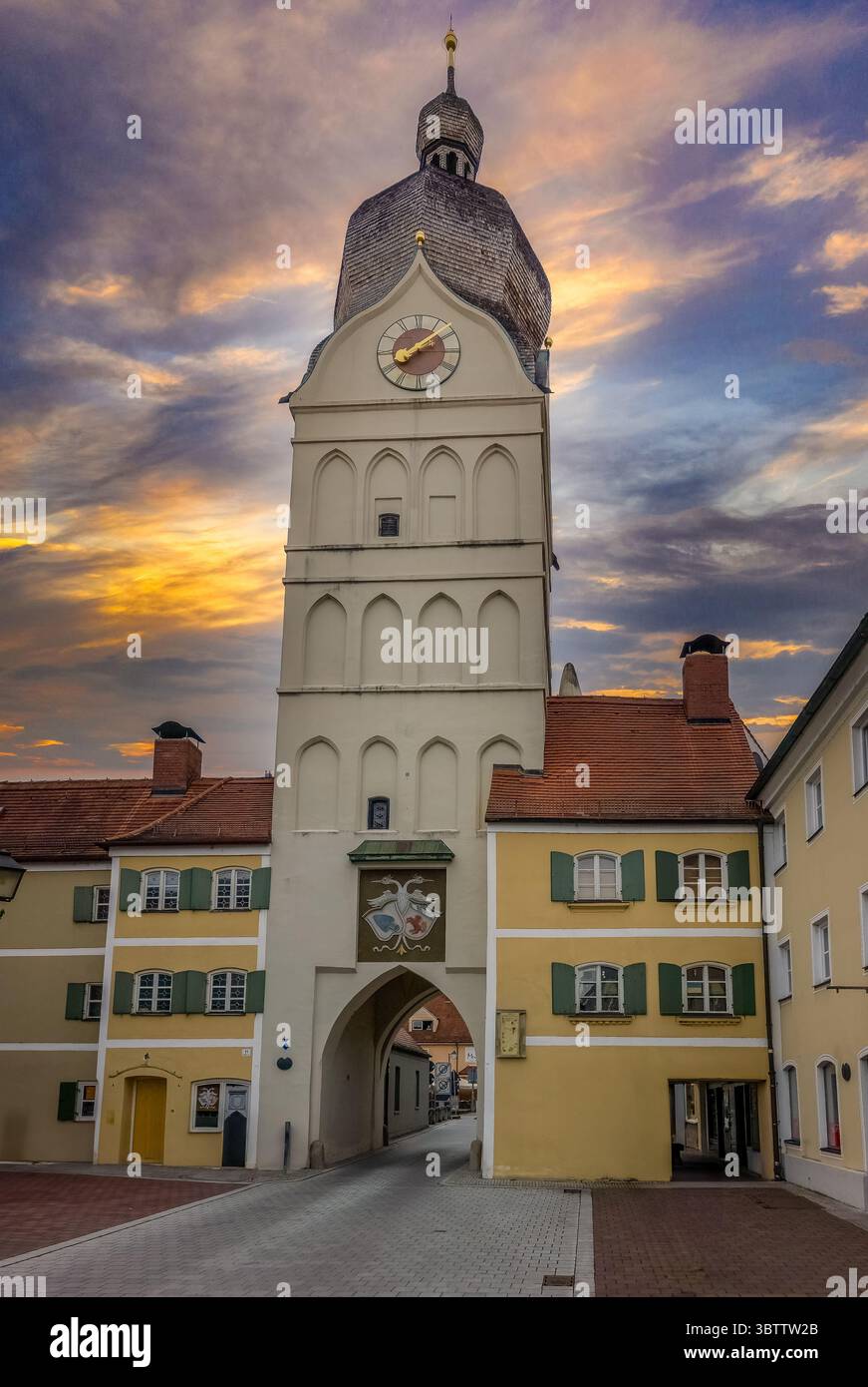 Prominenter schöner Turm, ein erhaltener Teil der ursprünglichen Stadtmauer in Erding, Deutschland bei Sonnenuntergang Stockfoto