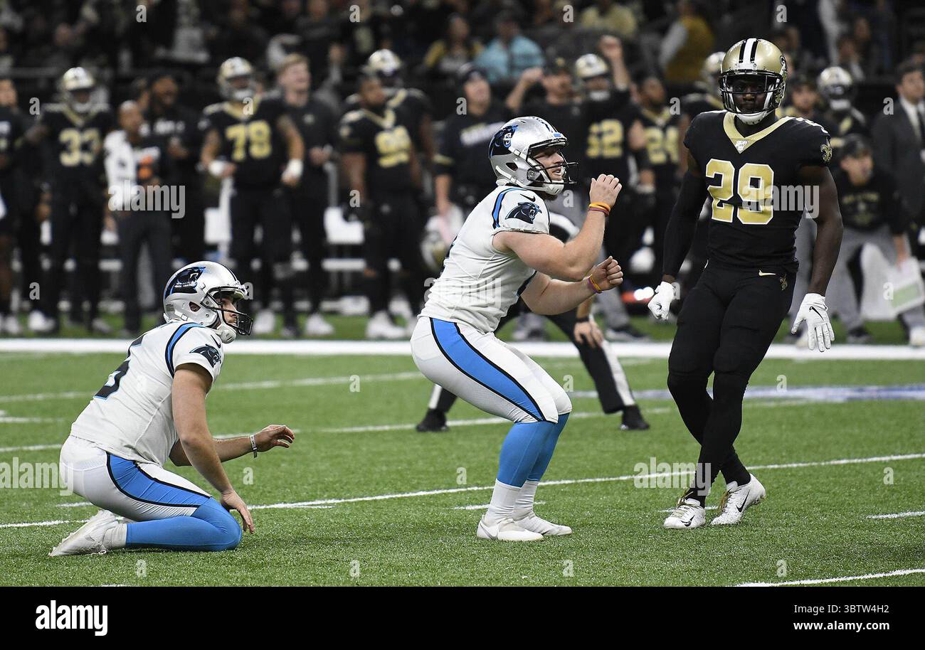 3. Juli 2018, New Orleans, LA, USA: Carolina Panthers Kicker Joey Slye (4) reagiert, als er am Sonntag, den 24. November 2019 im Mercedes-Benz Superdome in New Orleans, La, sein 28-Yard-Field-Tor gegen die New Orleans Saints verpasst. Die Saints gewannen 34–31. (Kreditbild: © TNS via ZUMA Wire) Stockfoto