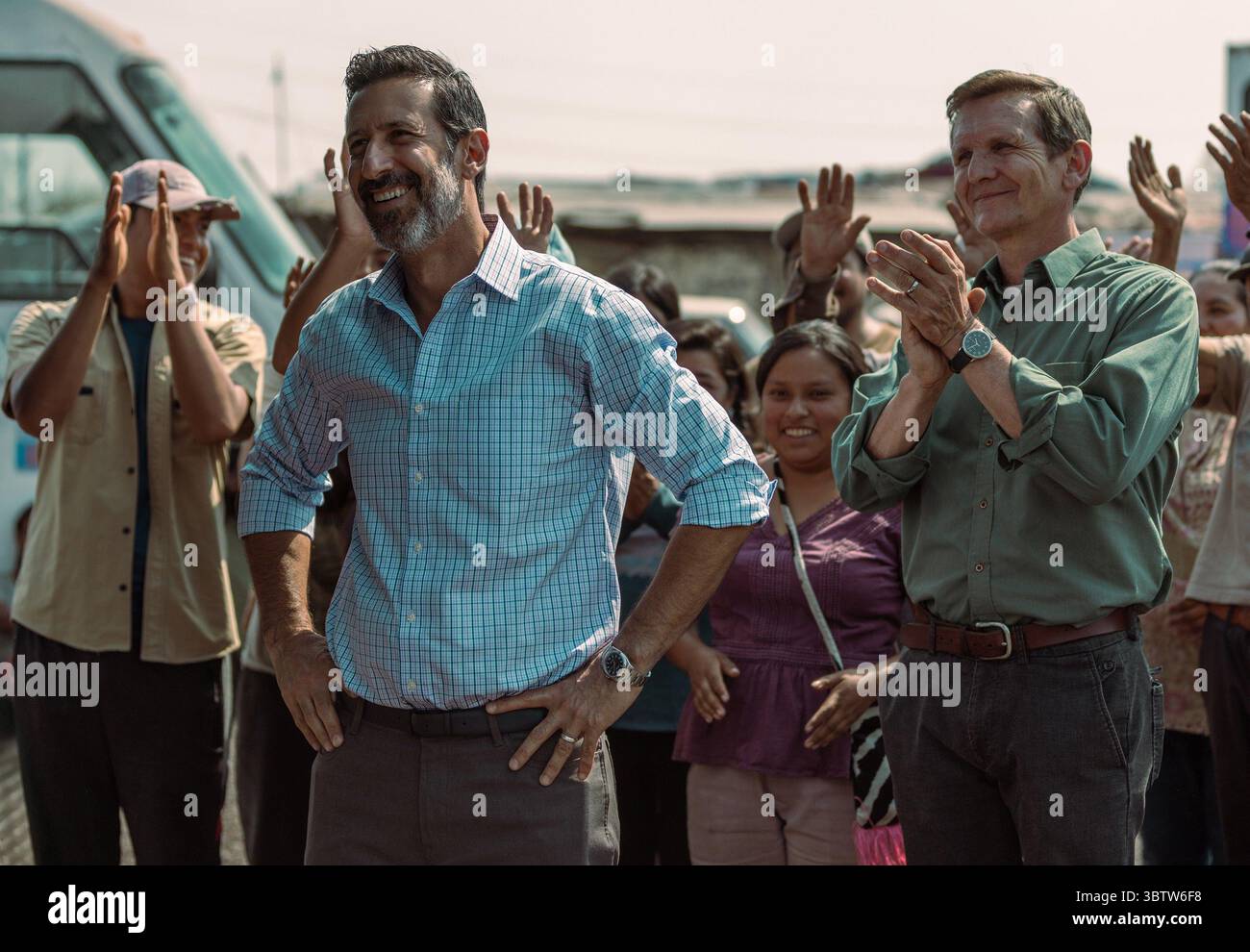 THE GRINGO JÄGER (auch bekannt als LOS GRINGO JÄGER), von links: Jose Maria Yazpik, Sebastian Roche, (Staffel 1, ep. 105, ausgestrahlt am 9. Juli 2025). Foto: Carla Danieli / ©Netflix / Courtesy Everett Collection Stockfoto
